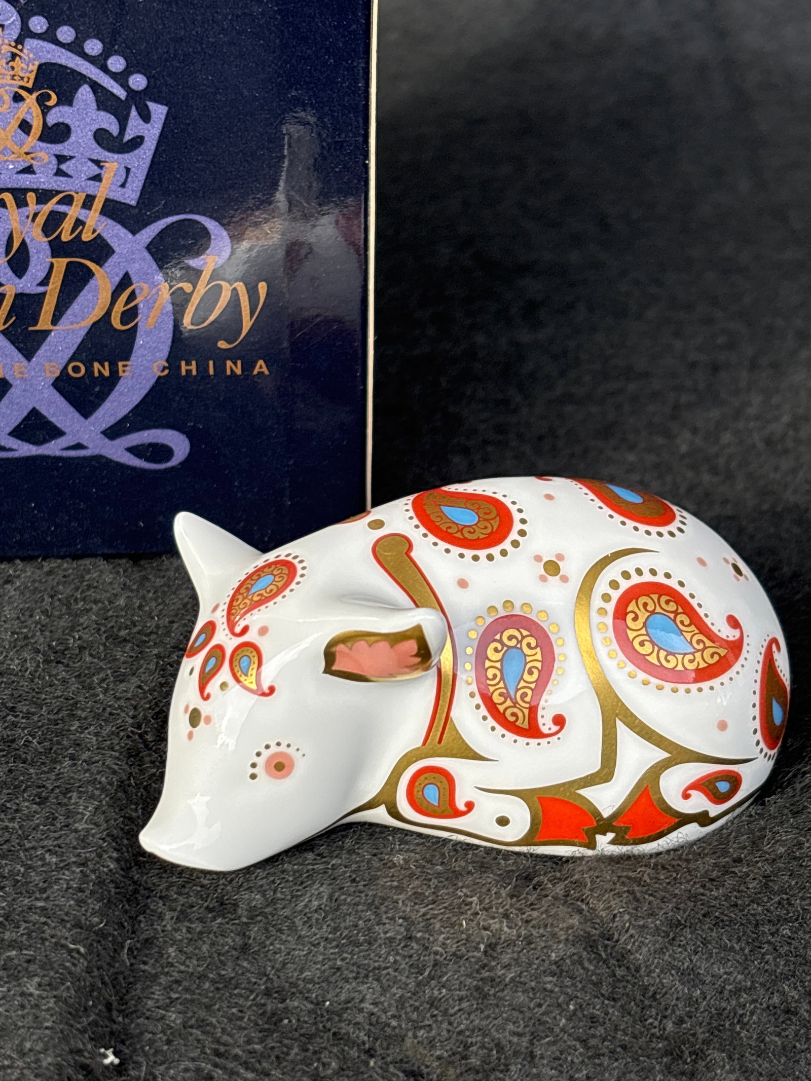 2008 limited edition ‘Paisley Piglet’ Royal Crown Derby 2&1/2 inch paperweight: 2008 limited edition ‘Paisley Piglet’ Royal Crown Derby 2&1/2 inch paperweight .With box. Gold stopper. Very good condition