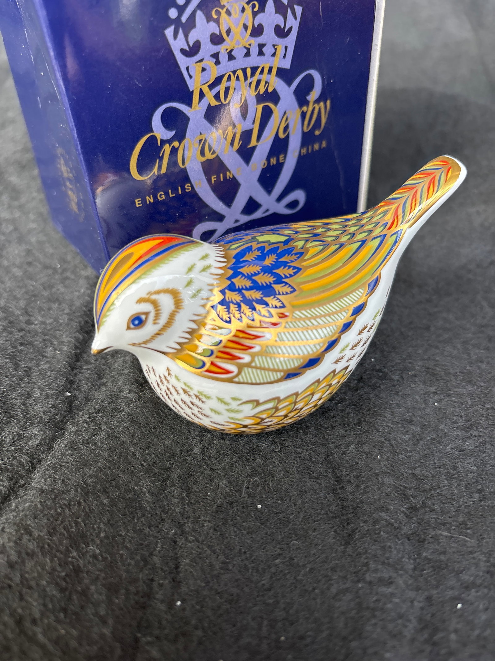 1999 Collectors Guild ‘Firecrest’ bird Royal Crown Derby 3&1/2 inch paperweight: 1999 Collectors Guild ‘Firecrest’ bird Royal Crown Derby 3&1/2 inch paperweightGold stopper. With box (wear to box). Very good condition