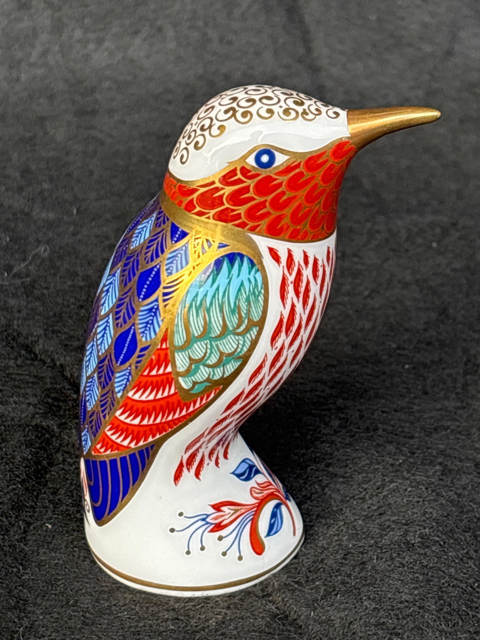 Hummingbird form Royal Crown Derby England 4 inch paperweight: Hummingbird Royal Crown Derby 4 inch paperweight. Silver stopper. No box. Very good condition