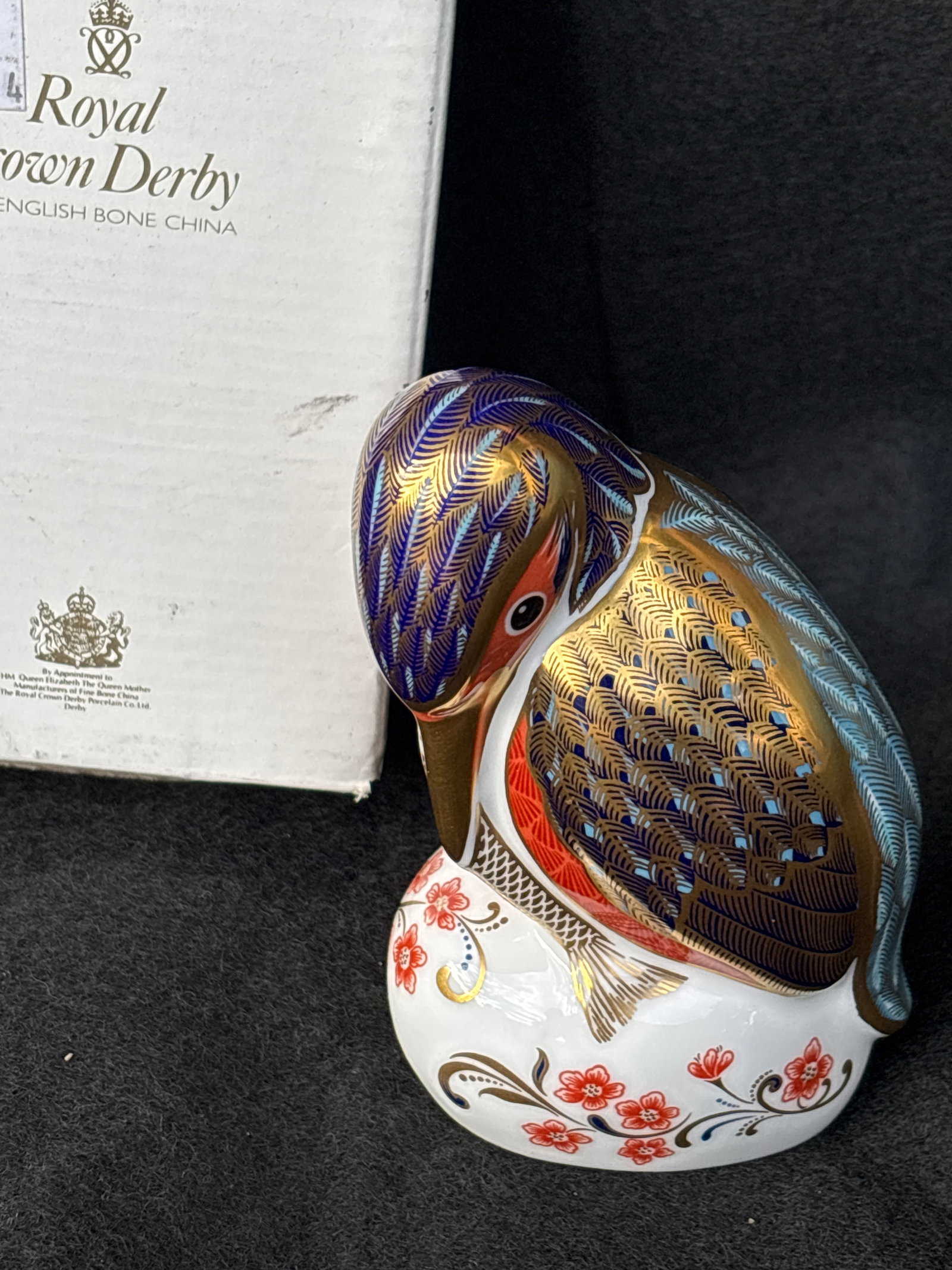 Kingfisher form Royal Crown Derby England5 inch paperweight: Kingfisher form Royal Crown Derby England5 inch paperweight . Gold stopper. Original white box (worn). Very good condition