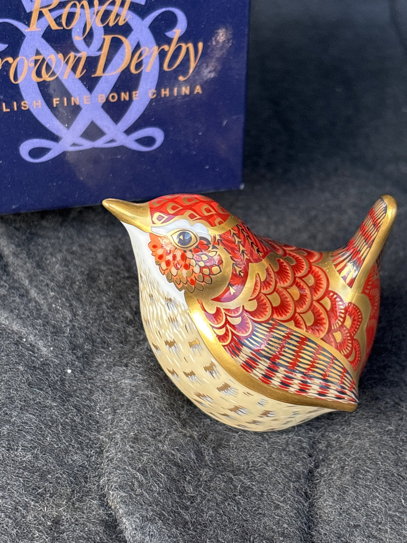 2007 ‘Jenny Wren’ bird form Royal Crown Derby England 2&1/2 inch paperweight: 2007 ‘Jenny Wren’ bird form Royal Crown Derby England 2&1/2 inch paperweight . Gold stopper. With box . Very good condition, box worn.