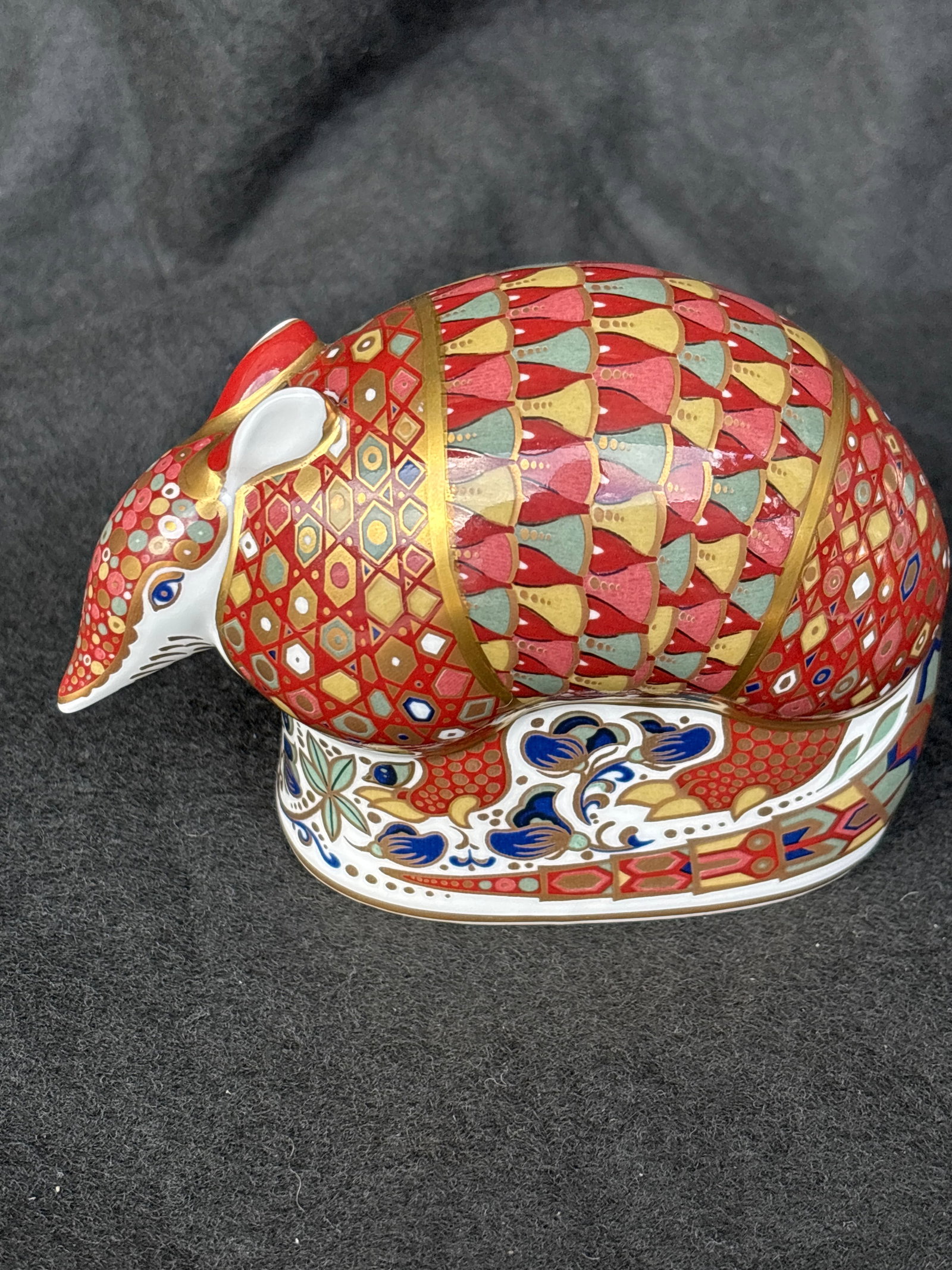 1996 Armadillo Royal Crown Derby 4&1/2 inch paperweight: Armadillo Royal Crown Derby paperweight.Very good condition.