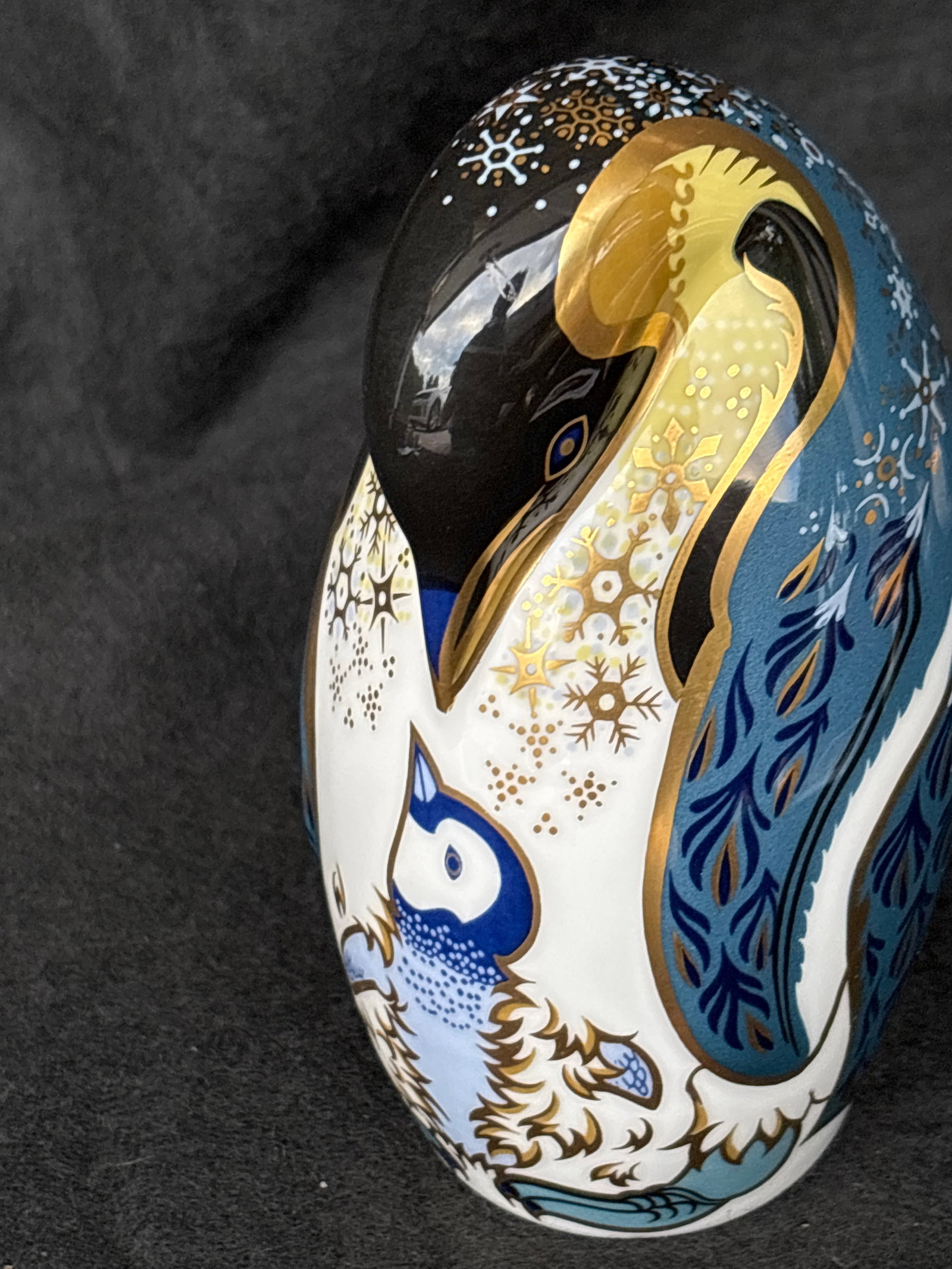 Penguin with baby Royal Crown Derby 5 inch paperweight: Penguin with baby Royal Crown Derby paperweight.Very good condition.