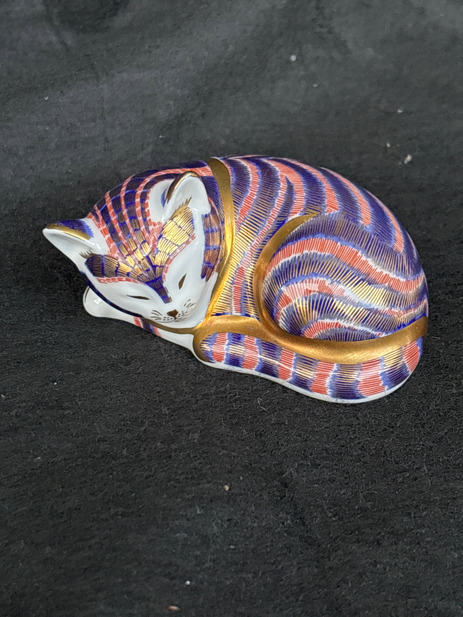 Imari sleeping Kitten Royal Crown Derby 3 inch paperweight: Imari sleeping Kitten Royal Crown Derby paperweight.Very good condition