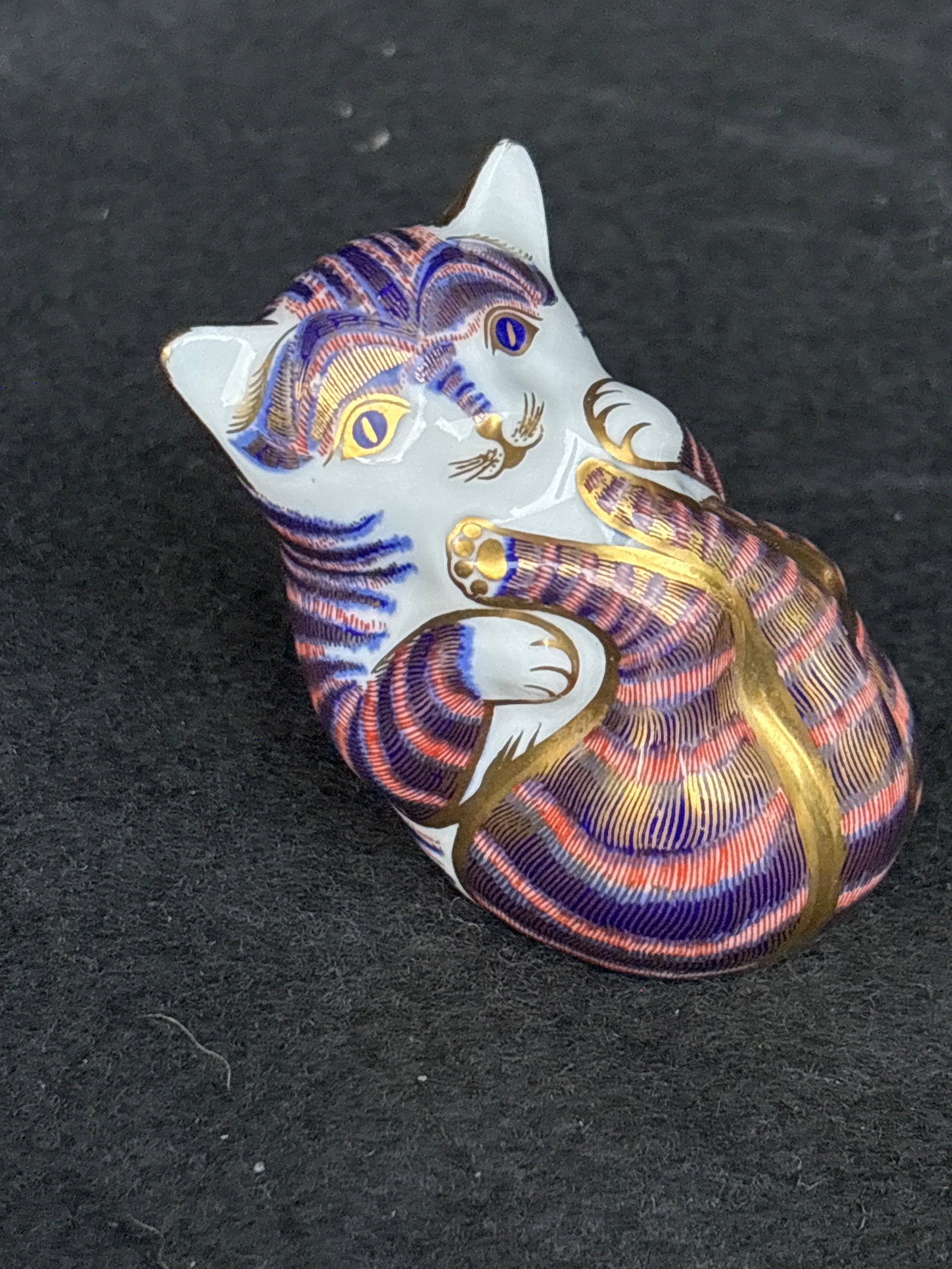 Imari catnip Kitten Royal Crown Derby 3 inch paperweight: Imari catnip Kitten Royal Crown Derby paperweight.Very good condition