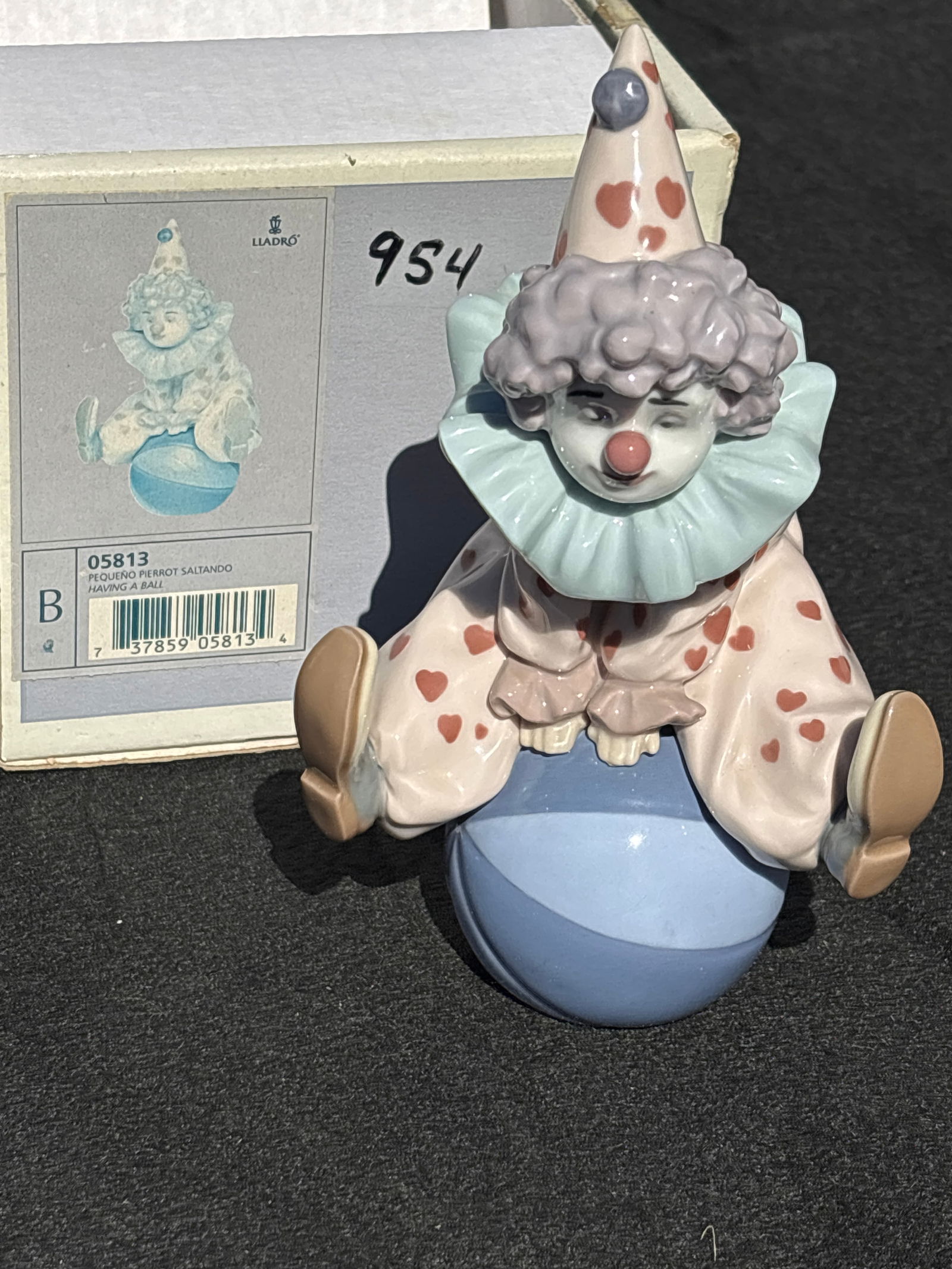 Lladro Spanish porcelain clown ‘Having a Ball’ figurine 5.5inch statue (1 of 7)