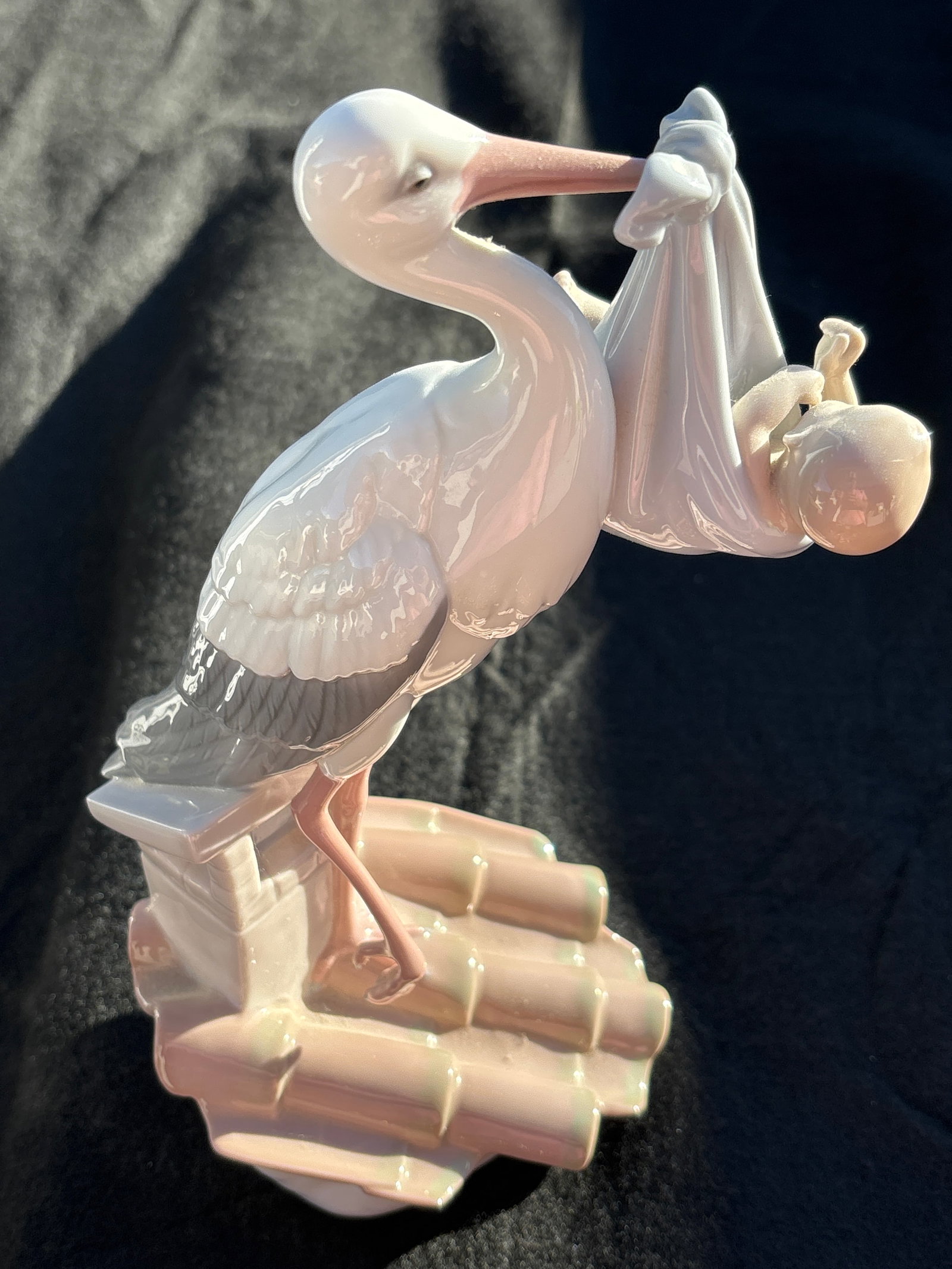 ALladro, Spanish porcelain stork w/baby #6228 statue, 10 inches tall: ALladro, Spanish porcelain stork w/baby #6228 statue, 10 inches tall. Appears to be an excellent condition. Upon close examination no damage. No box.