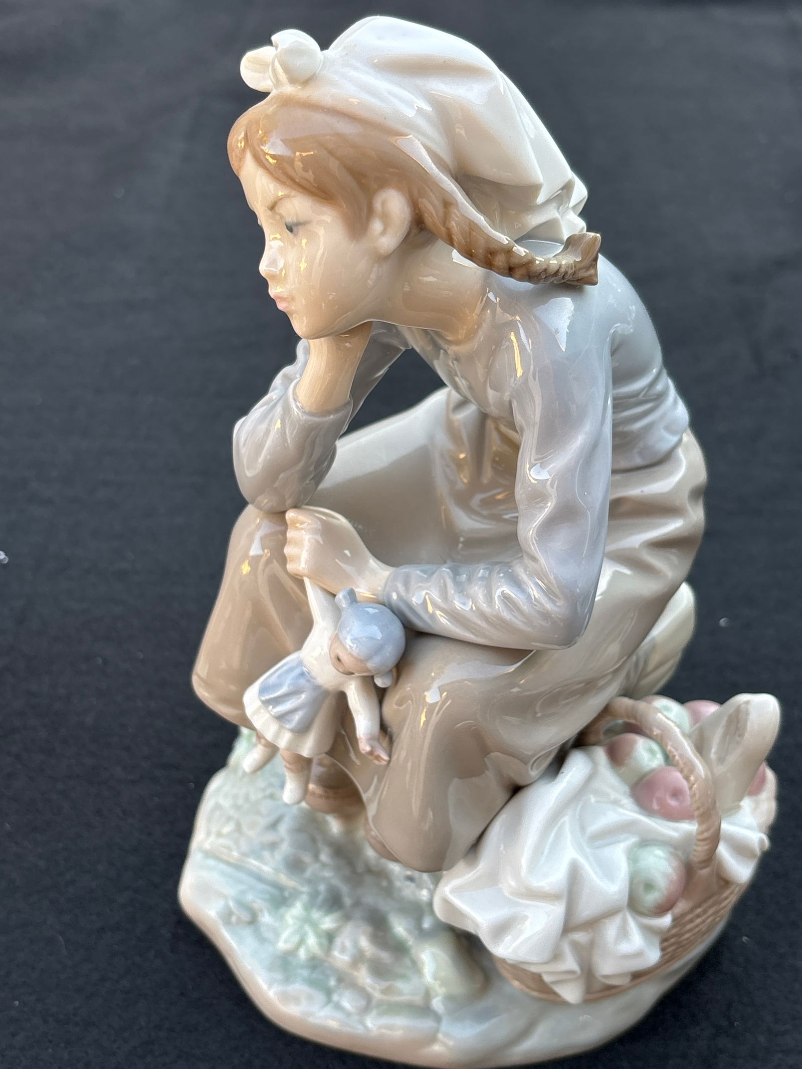 Lladro Spanish porcelain ‘ #1083 Girl Daydreaming with Doll’ 9 inch statue (1 of 7)
