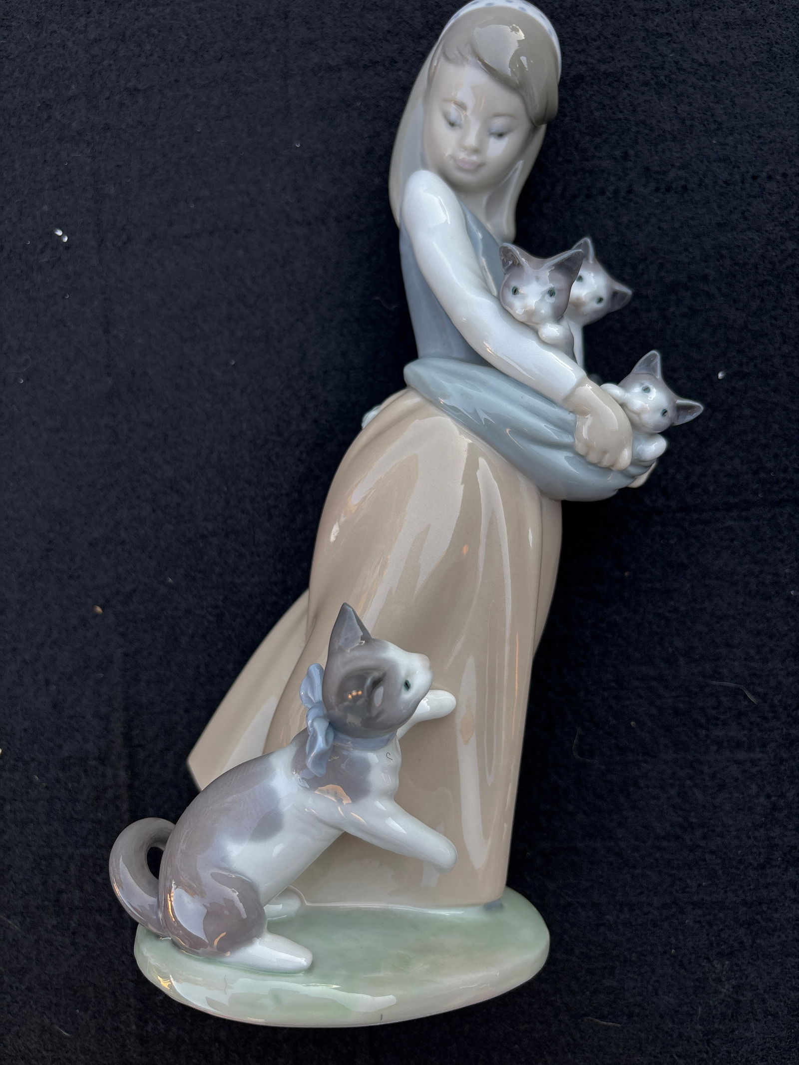 Lladro Spanish porcelain ‘Following Her Cats’  8&1/4 inch statue (1 of 8)