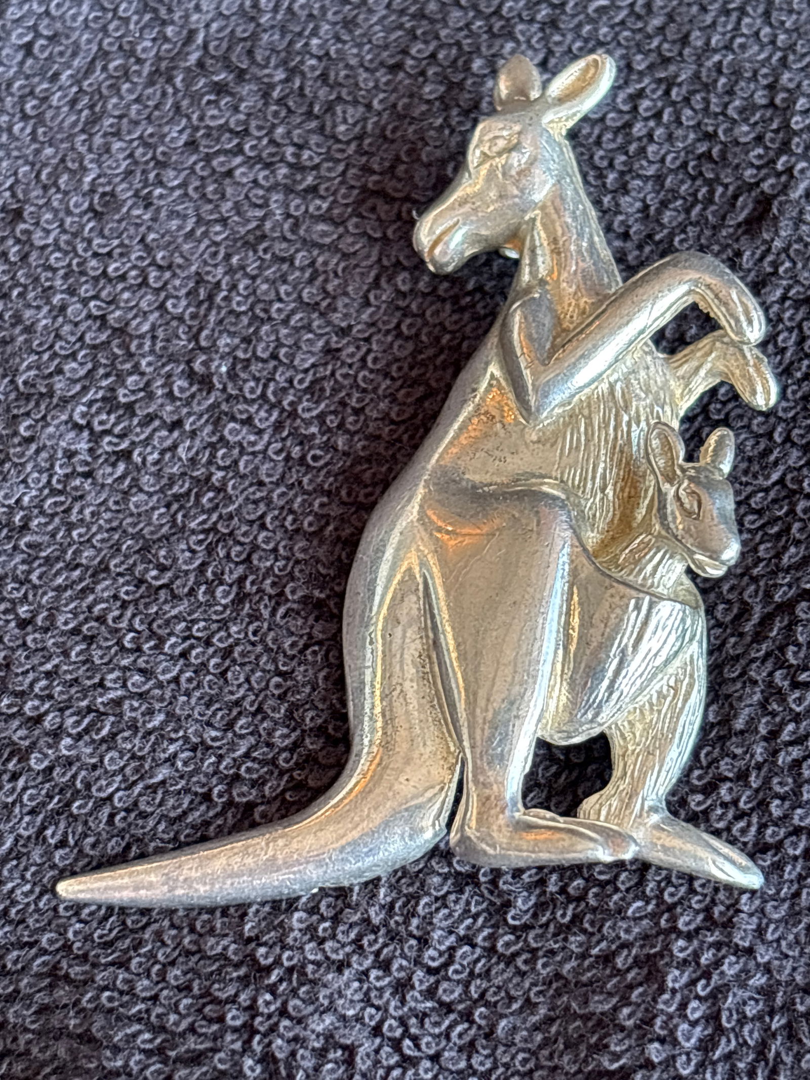Vintage kangaroo with Joey sterling silver 2&1/4 inch brooch/pin; 16 grams: Vintage kangaroo with Joey sterling silver 2&1/4 inch brooch/pin; 16 grams