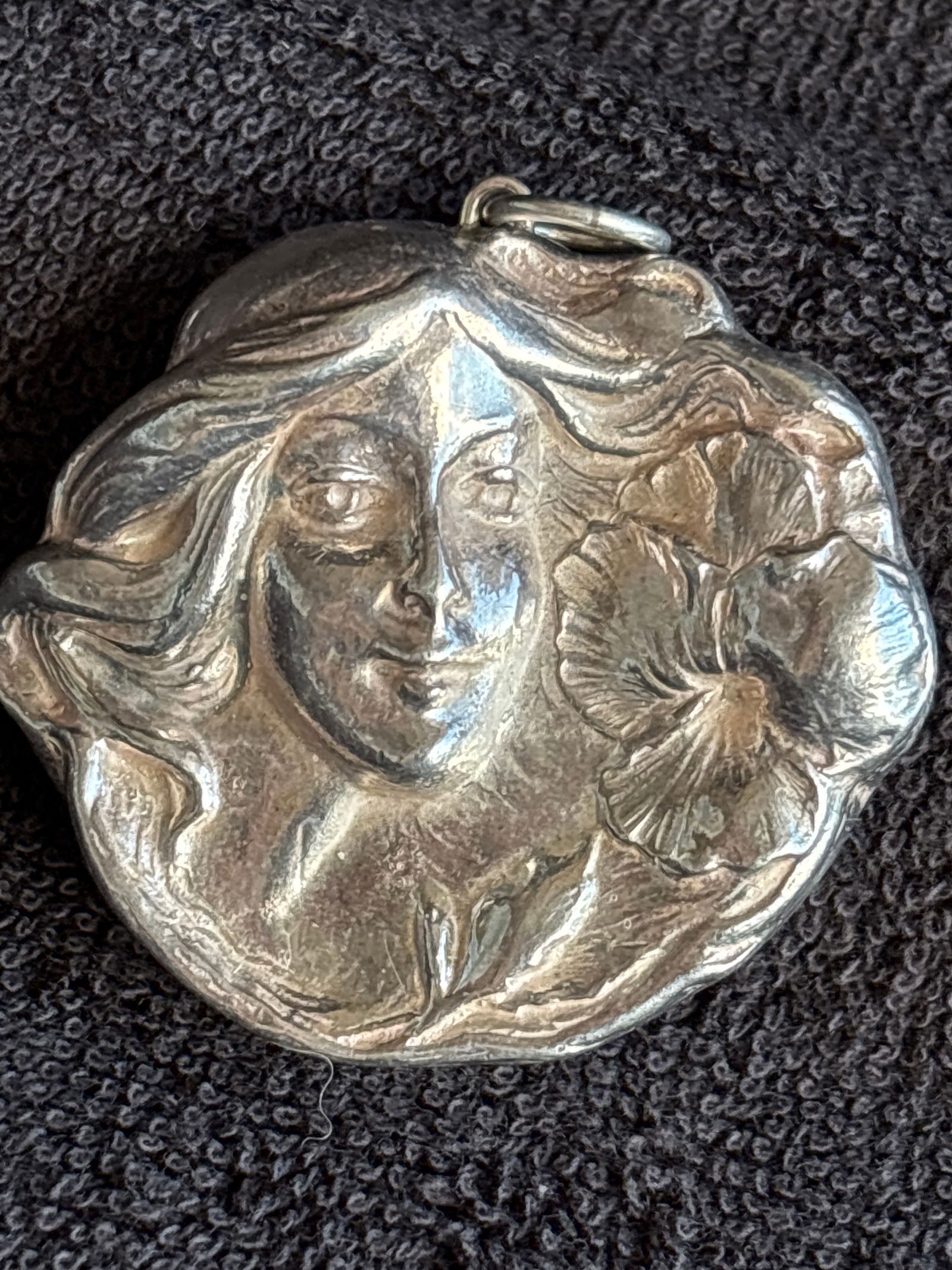Art Nouveau woman portrait relief form 999 silver pendant; 29 grams: Art Nouveau woman portrait relief form 999 silver pendant; 29 grams.