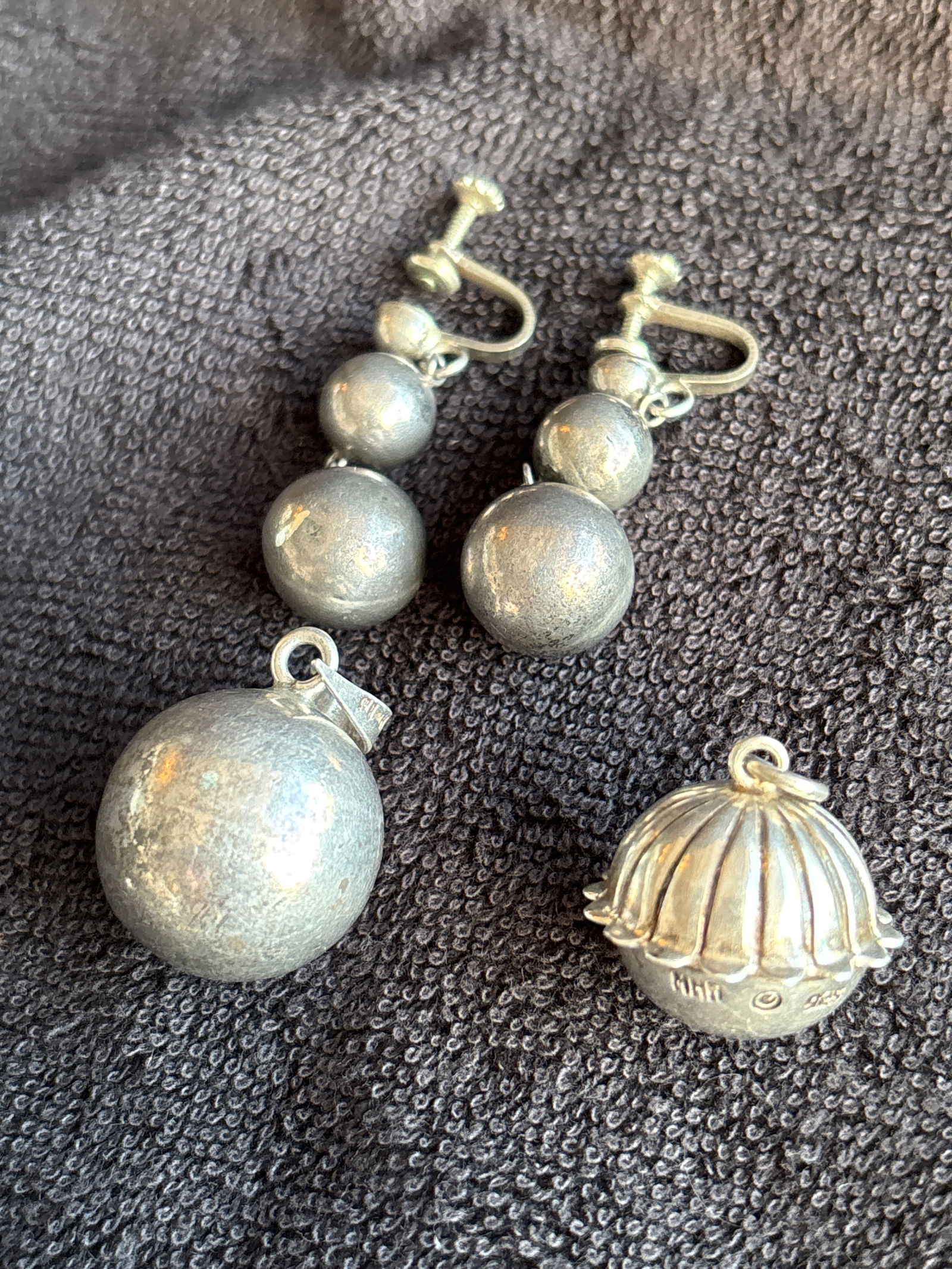 4 pieces ball form sterling silver pendants& earrings 32 grams: 4 pieces ball form sterling silver pendants& earrings 32 grams. The pair of earrings are 1&1/2 inches, sphere pendant is 1 inch & rattle type pendant is 3/4 inches.