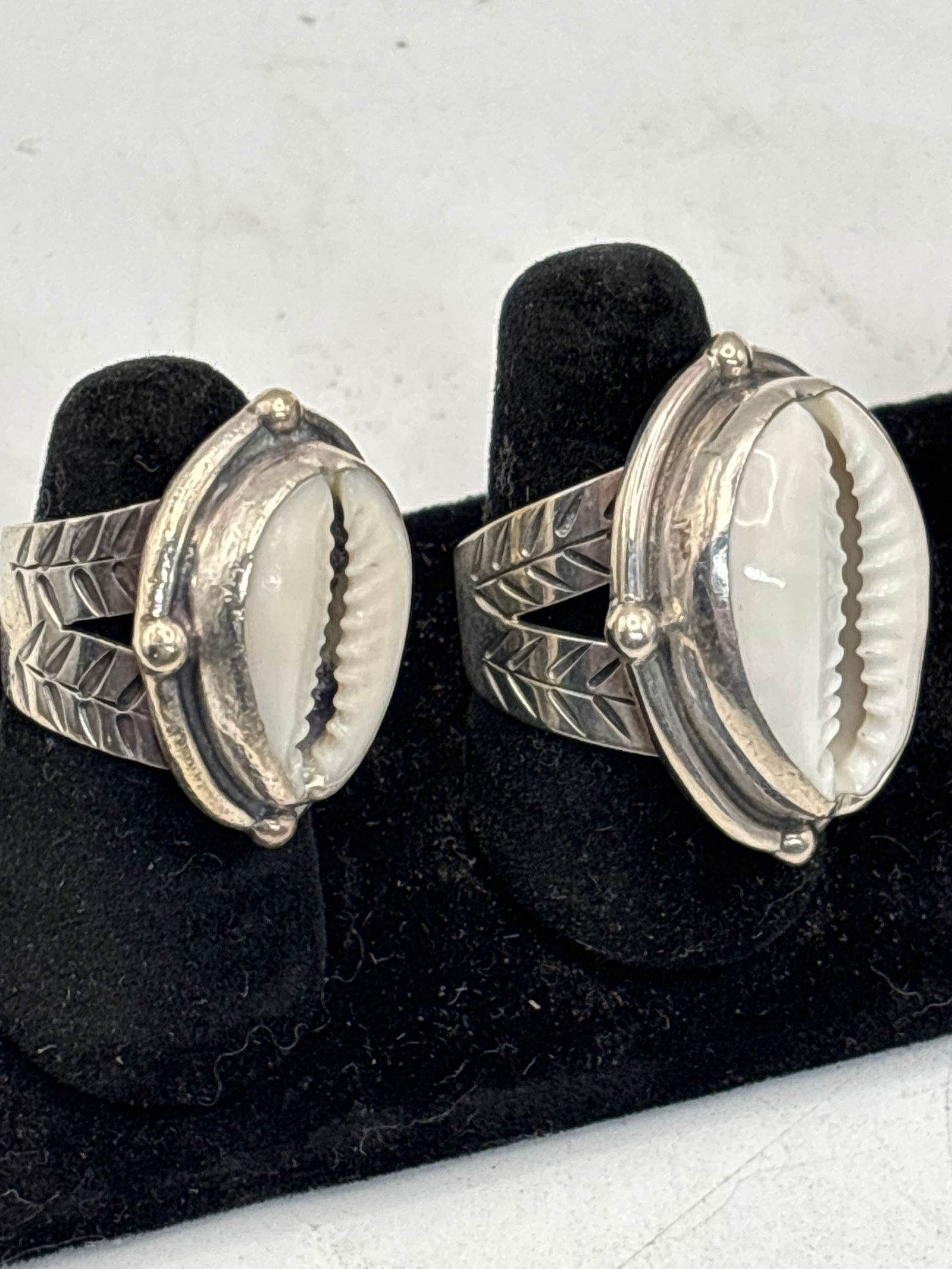 Two quality sea shell inset sterling silver rings; 22 grams inclusive (1 of 11)