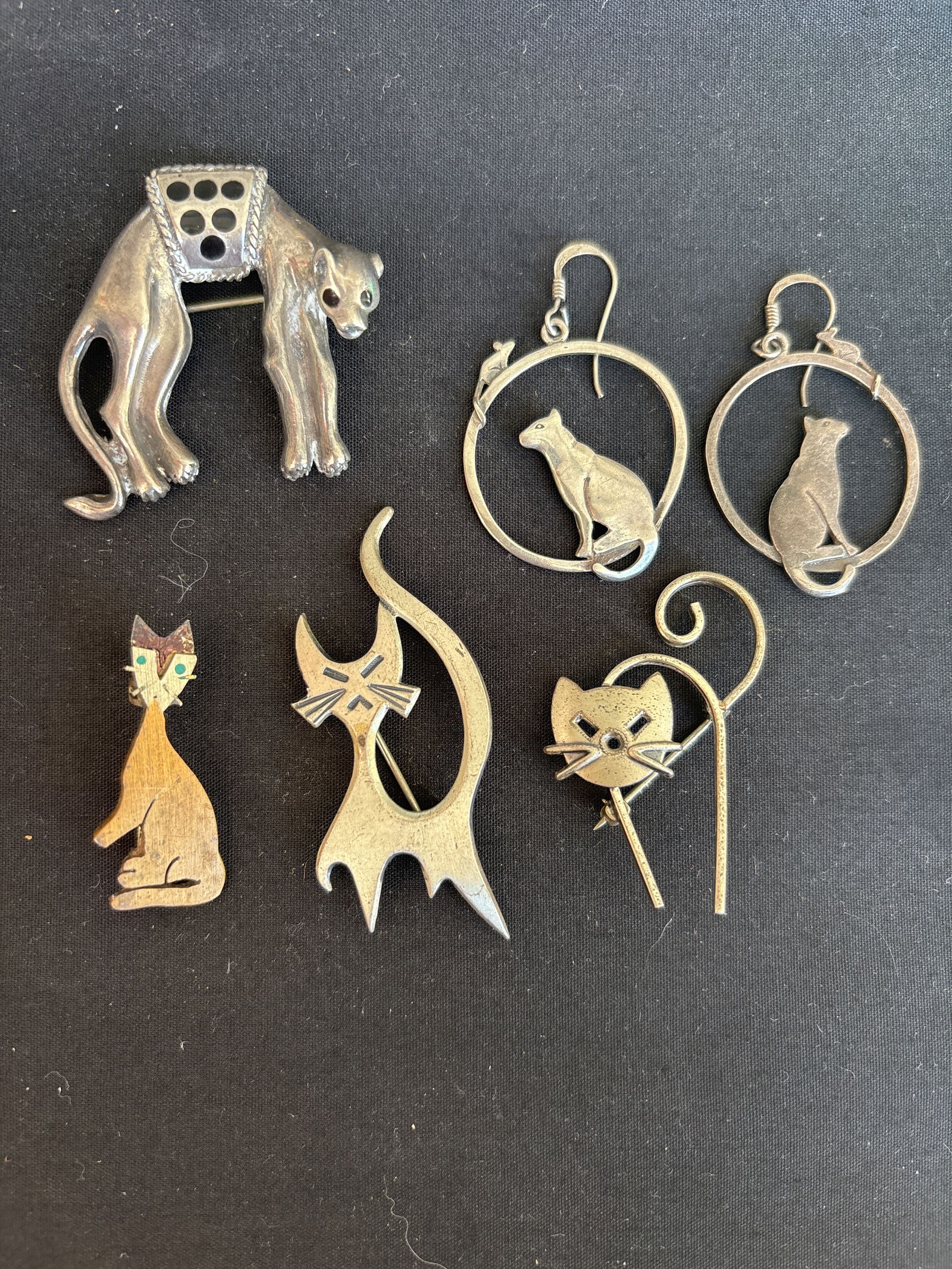 Six piece assorted cat shape pins & earrings sterling silver; 34 grams (1 of 8)