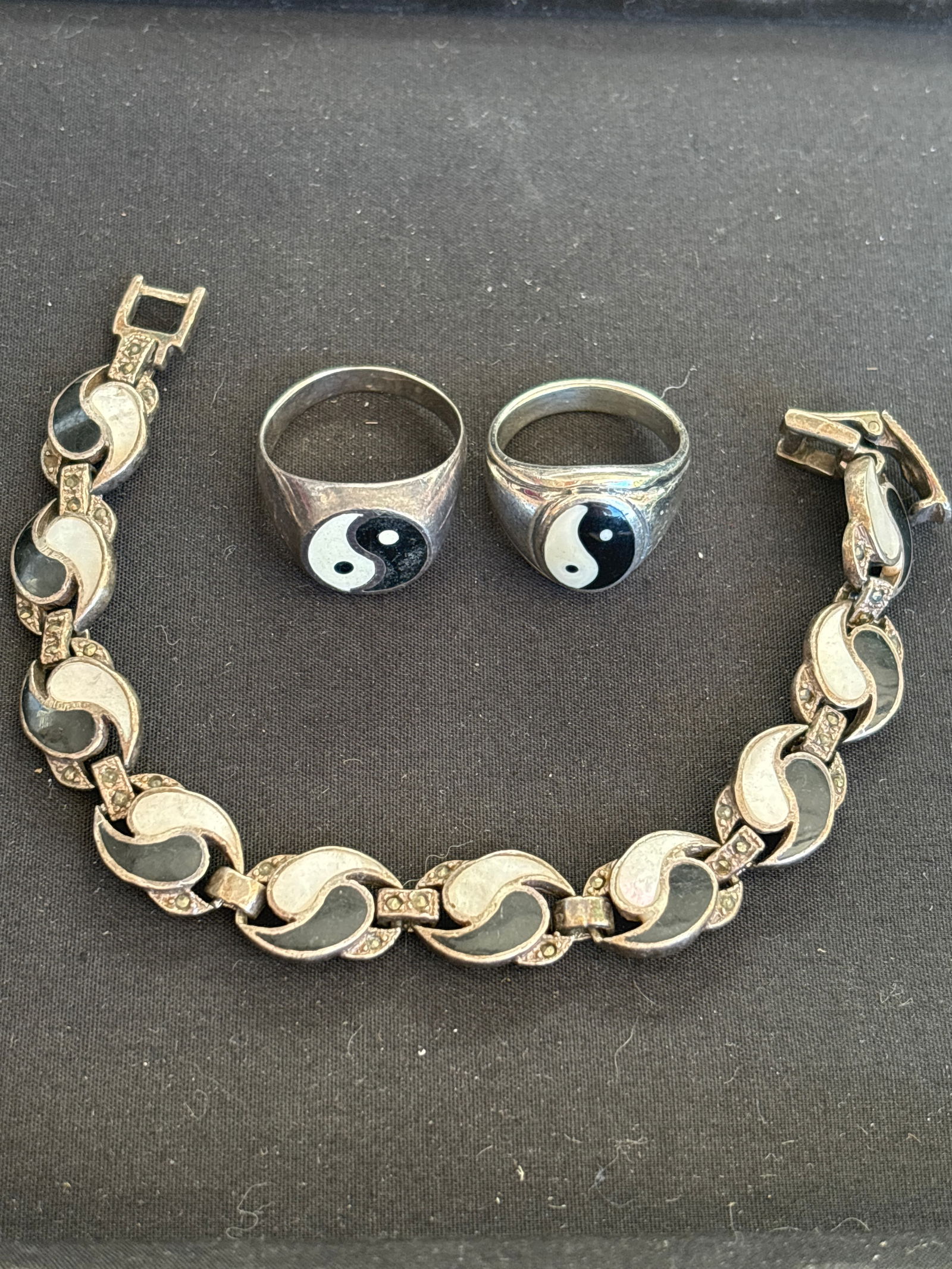 Three black & white “Yin & Yang” rings & a bracelet; 40 grams (1 of 10)