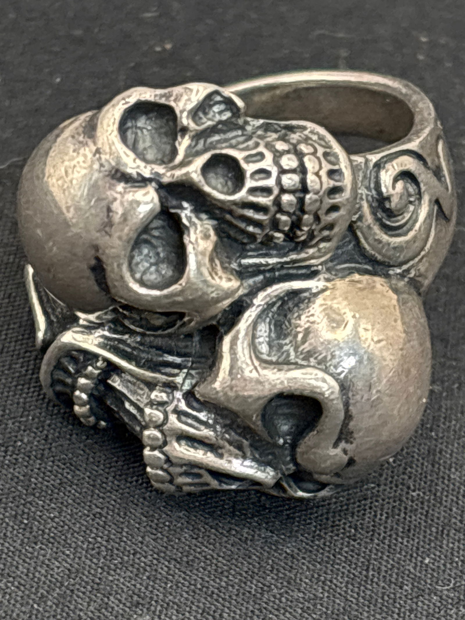 Vintage large  double skull design sterling silver ring ; 18 grams (1 of 8)