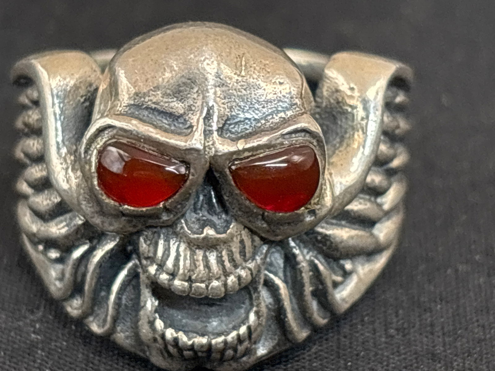 Vintage large red eyed skull design sterling silver ring ; 17 grams (1 of 7)