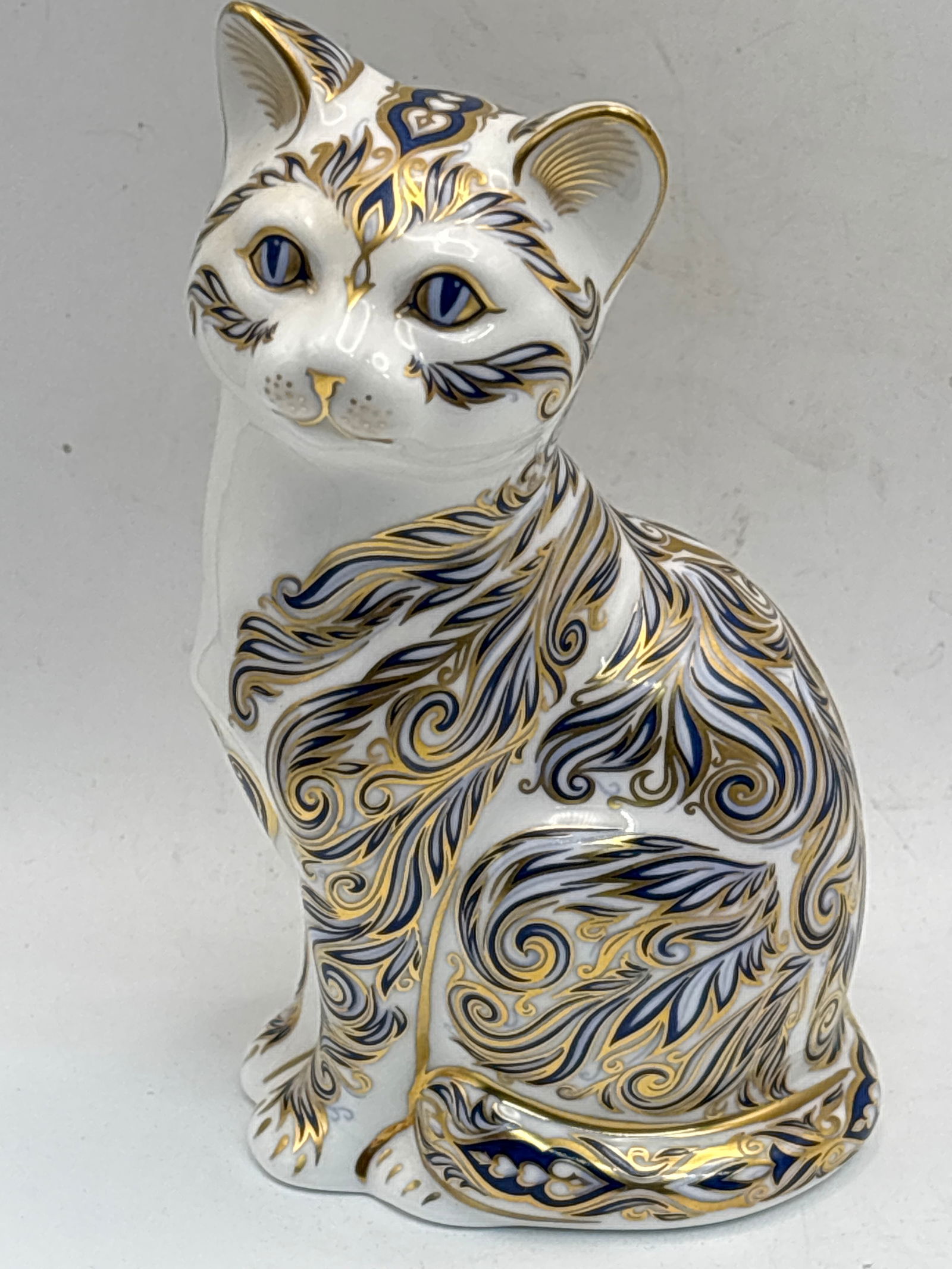 1997 limited edition Majestic Cat Royal Crown Derby bone china 5&1/2’ paperweight (1 of 7)