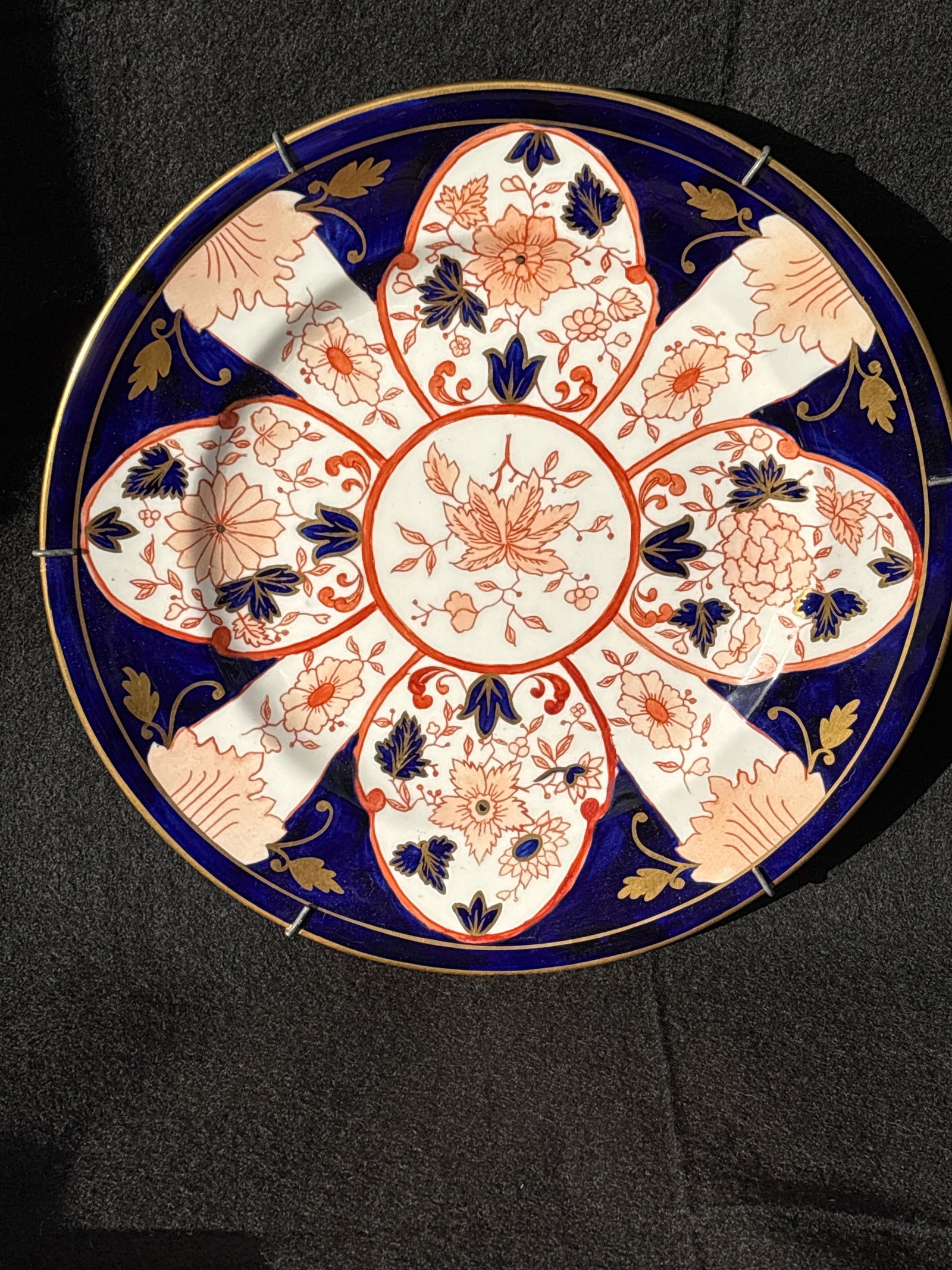 Artist signed & dated 1958 Royal Crown Derby English 10&1/2 inch cabinet plate: Artist signed & dated 1958 Royal Crown Derby English 10&1/2 inch cabinet plate. This has an old metal plate hanger for mounting on the wall as a decoration.