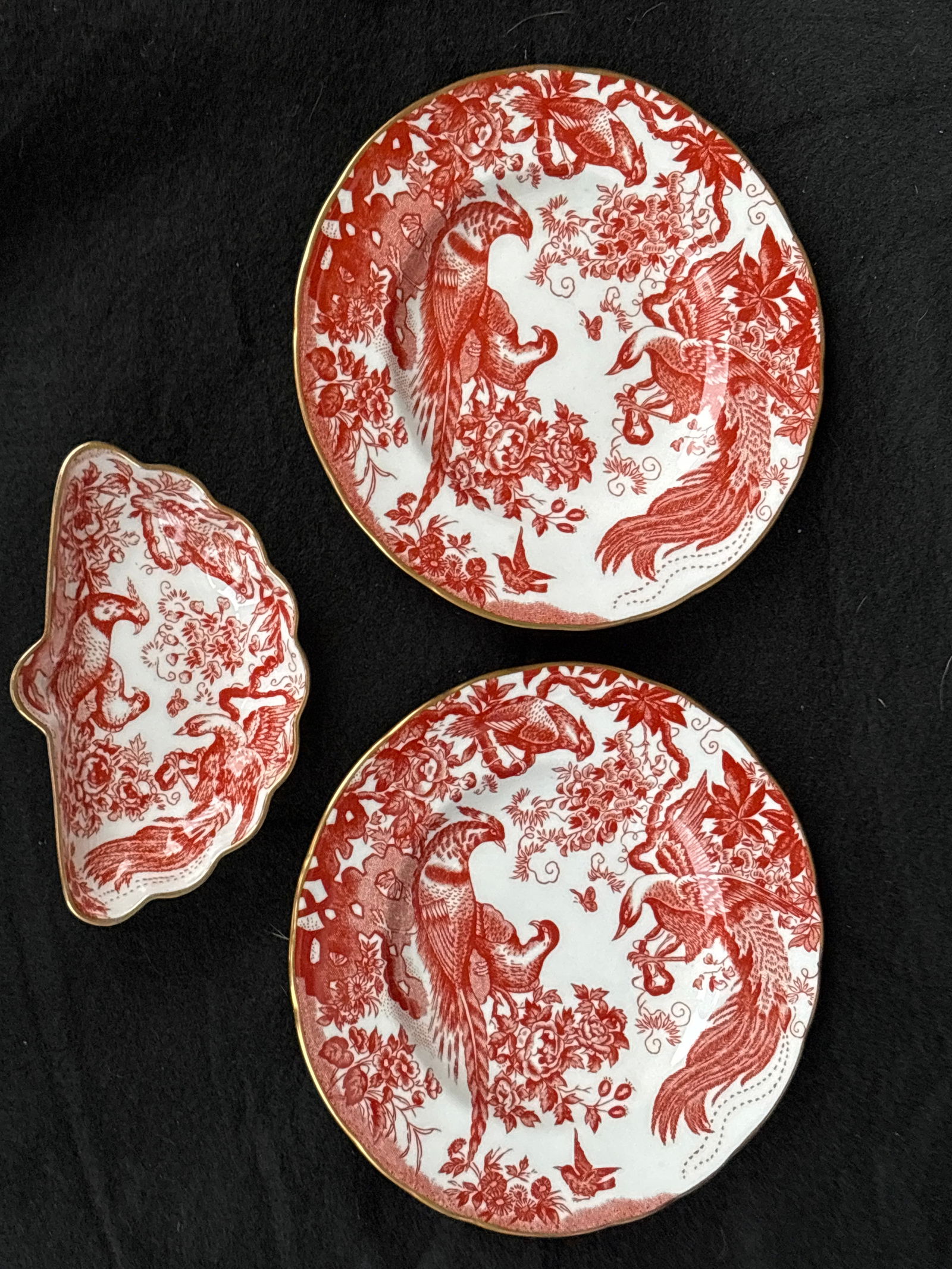 Pair Royal Crown Derby Red Aves pattern 6&1/4 inch plates & fan shape dish (1 of 8)