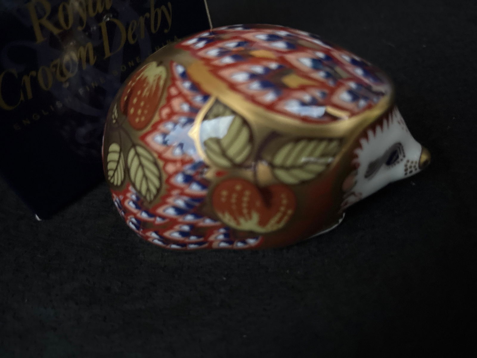 1999 collectors guild ‘Or hard Hedgehog’ Royal Crown Derby3&2/2 inch paperweight: 1999 collectors guild ‘Or hard Hedgehog’ Royal Crown Derby3&2/2 inch paperweight. With box. With gold stopper.