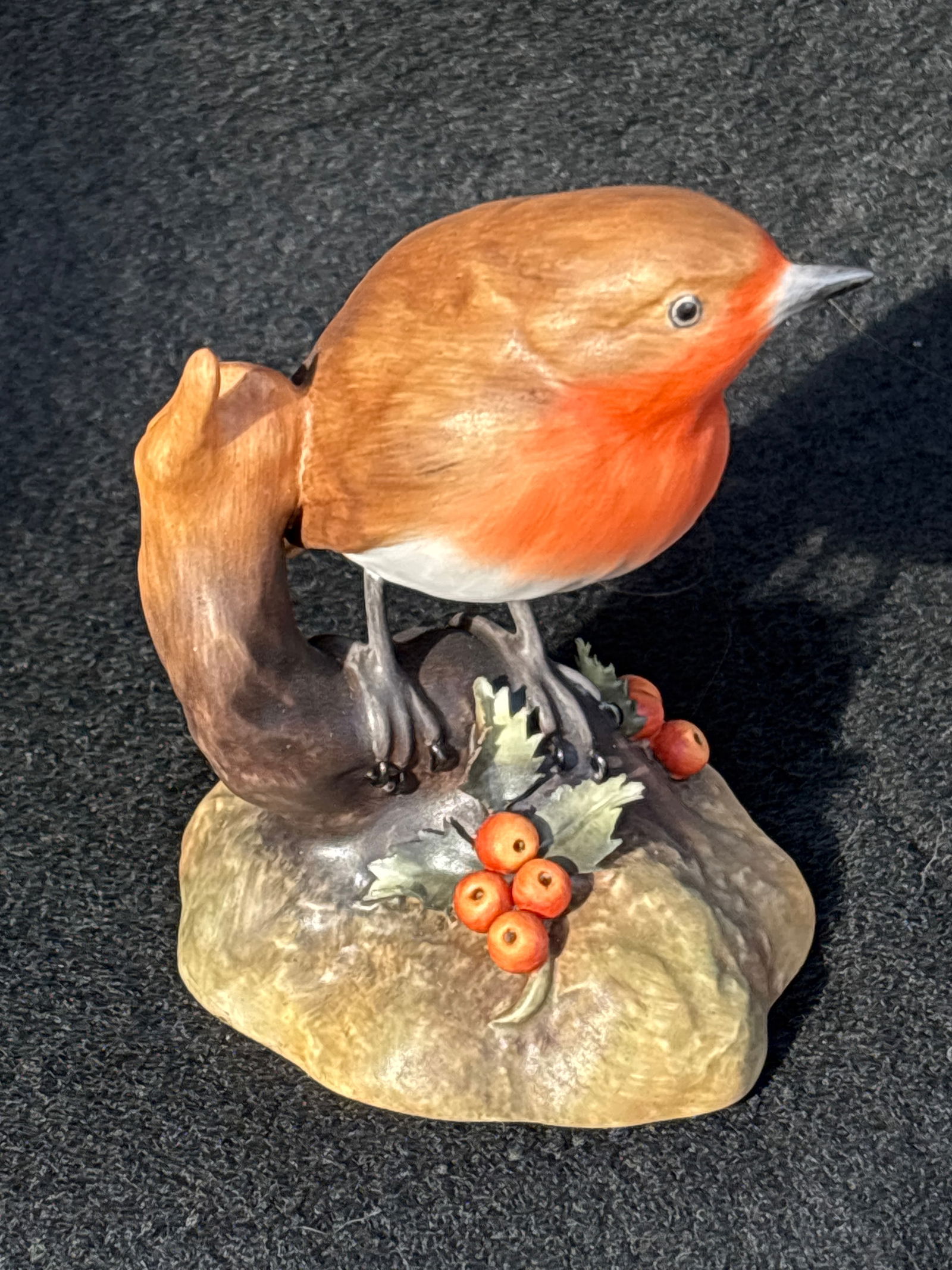 Vintage Royal Crown Derby "Robin’ 4 inch bird group figure (1 of 8)