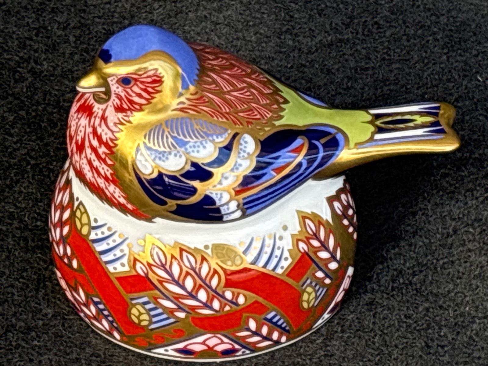 Exclusive 1997 Collectors Guild Chaffinch Nesting Royal Crown Derby 3&1/2 inch paperweight (1 of 6)