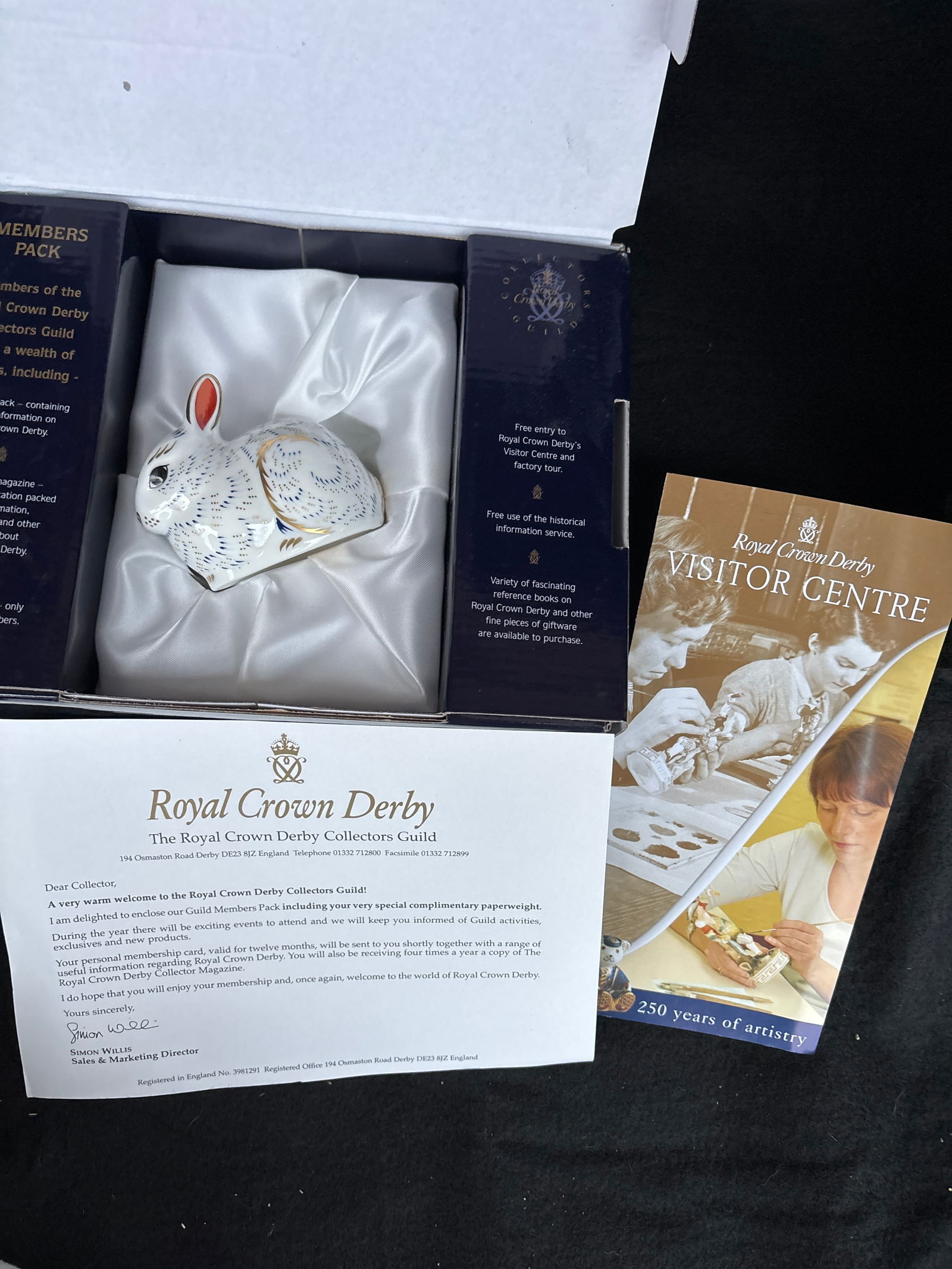 Collectors Guild ‘Bunny’ 3 inch paperweight statue: Collectors Guild ‘Bunny’ 3 inch paperweight statue. This is the Royal Crown Derby Members Pack. Gold stopper.