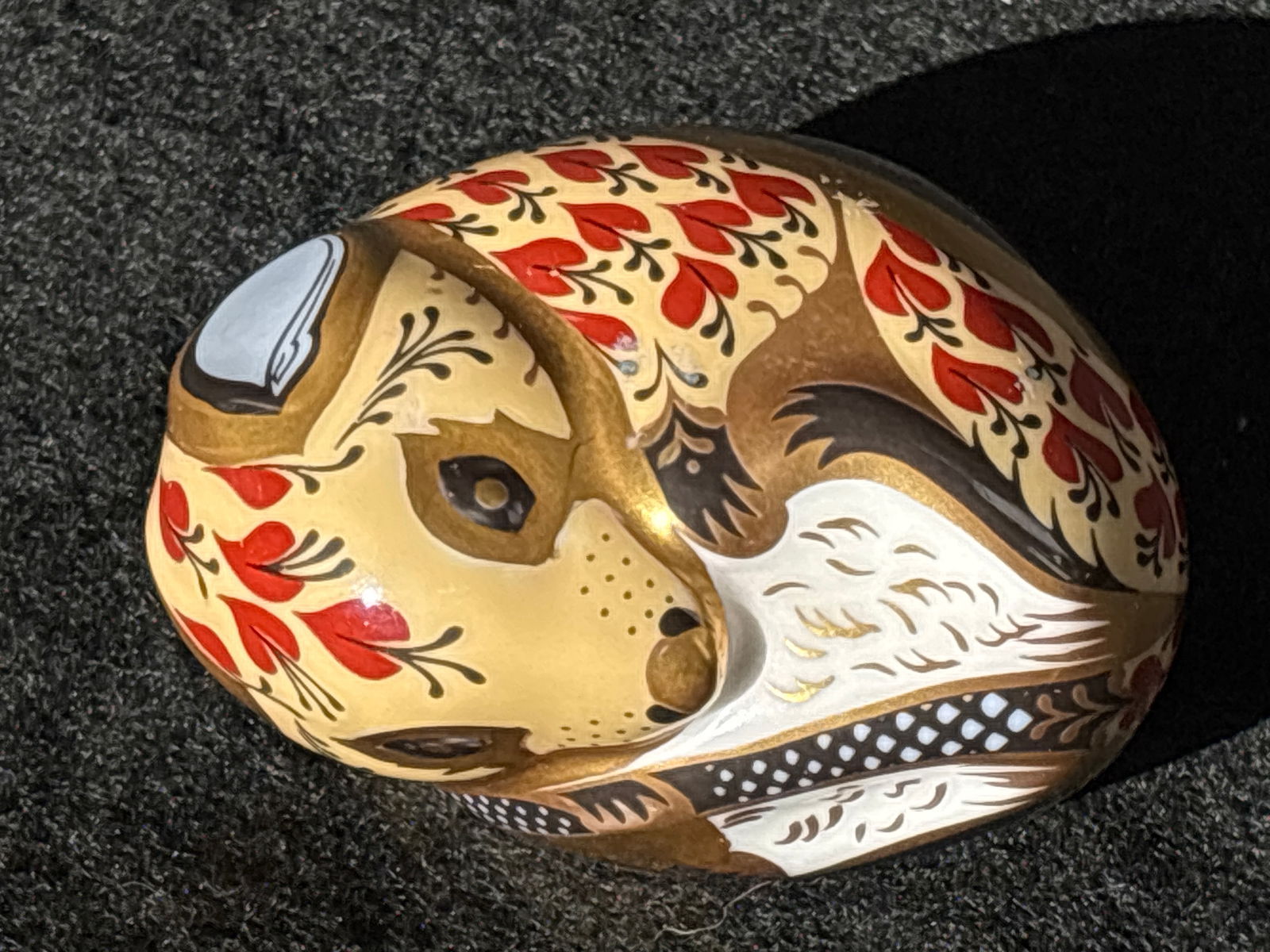 Royal Crown Derby Country Mouse 2&3/4 inch paperweight: Royal Crown Derby English bone china. The design is hand-finished with 22-carat gold gilding. The figurine was modeled and designed by John Ablitt. No box. Silver stopper.