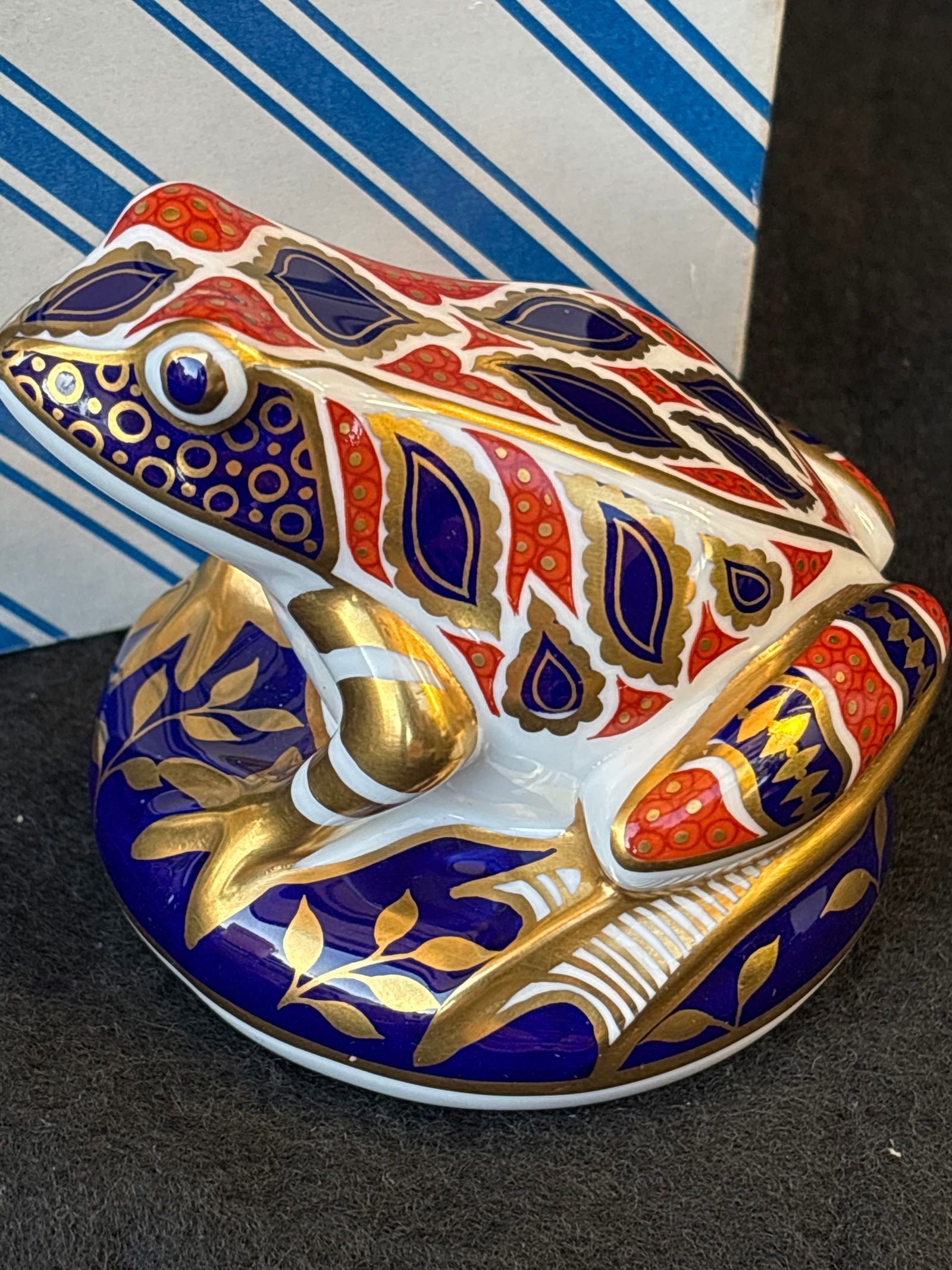 Vintage Royal Crown Derby "Old Imari" frog form 3&1/2 inch paperweight (1 of 8)