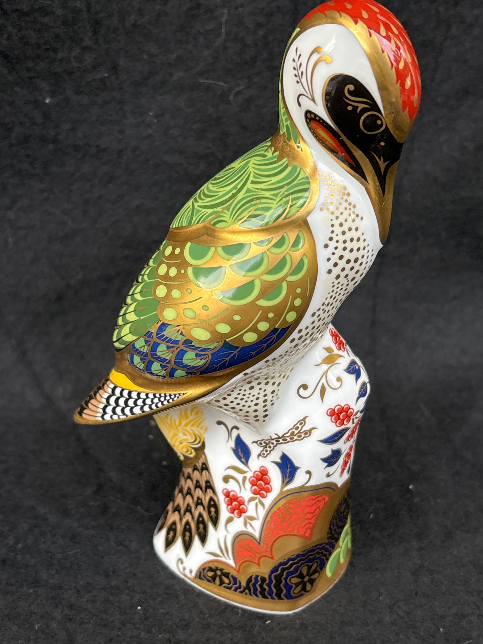 2006 Uncommon Green Woodpecker Royal Crown Derby 7 inch paperweight: Silver stopper. No box. Possibly a second.Royal Crown Derby Green Woodpecker porcelain paperweight. Key features include: It is a first-quality item with a gold stopper, indicating its grade. The piec