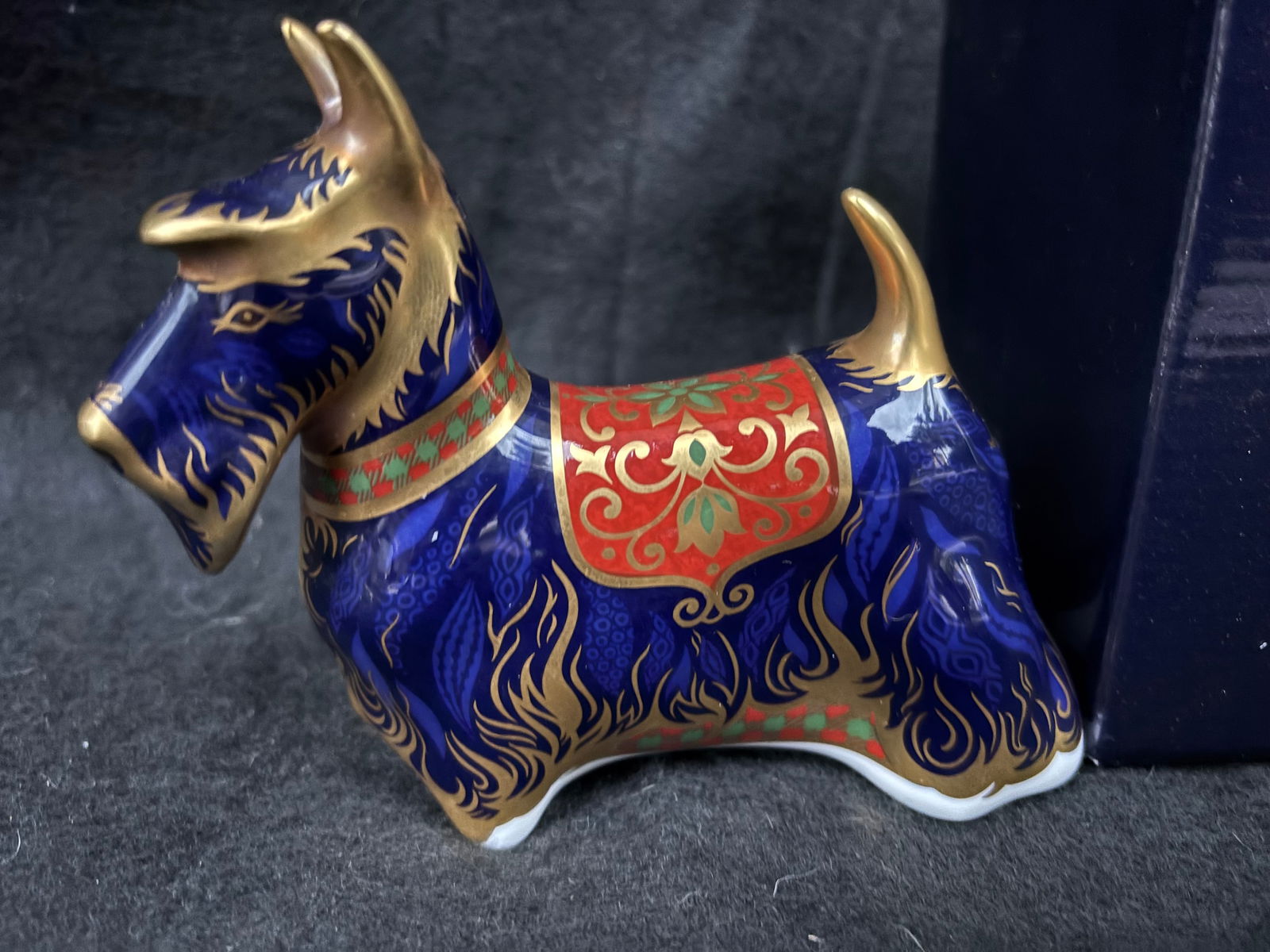 Royal Crown Derby ‘Scottish Terrier’ 4 inch paperweight: Royal Crown Derby Scottish Terrier paperweight.It is made from English fine bone china with 22-carat gold. It features a vibrant blue, red, and green Imari pattern