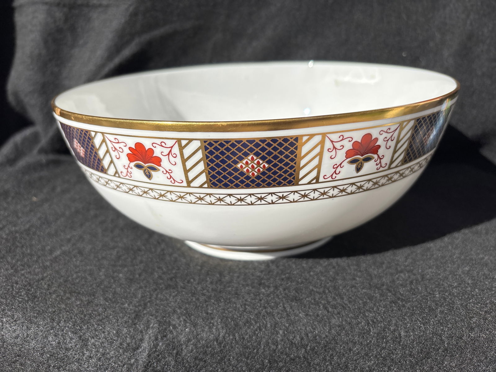 ‘Derby Border’ Royal Crown Derby 9&1/2 inch serving bowl (1 of 5)