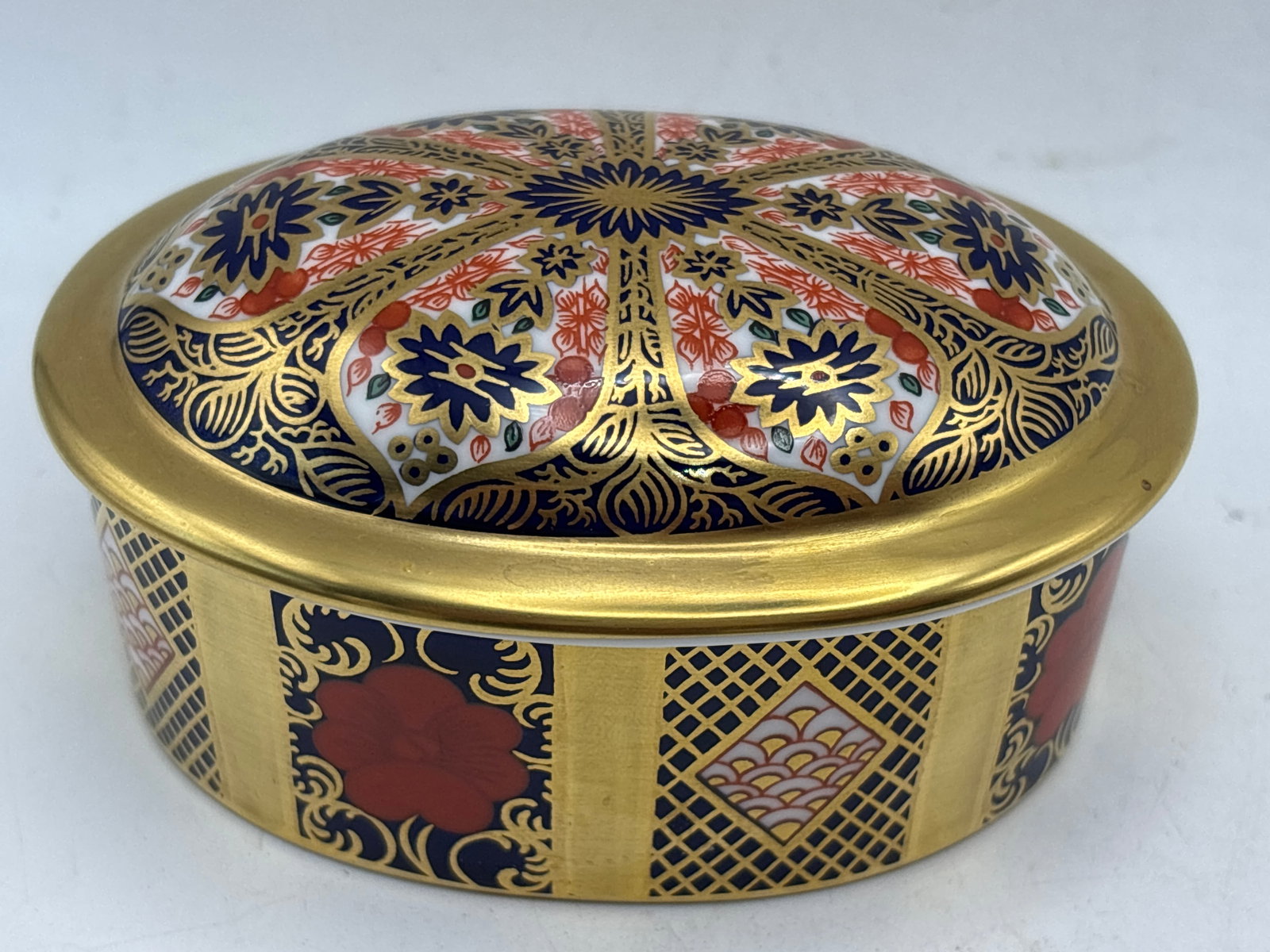 Solid gold band Olde Imari pattern#1128 Royal Crown Derby 3&1/2 inch covered box (1 of 7)