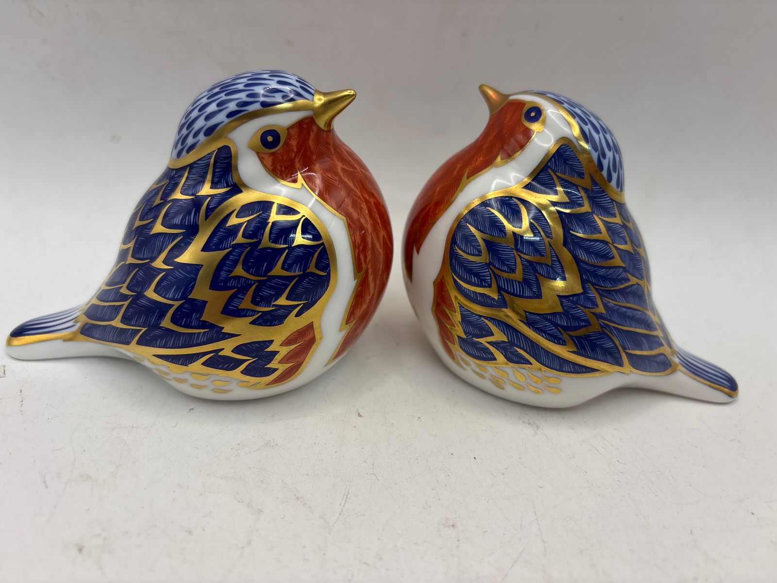 Pair pretty Robin red breast Royal Crown Derby 3 inch paperweights (1 of 6)