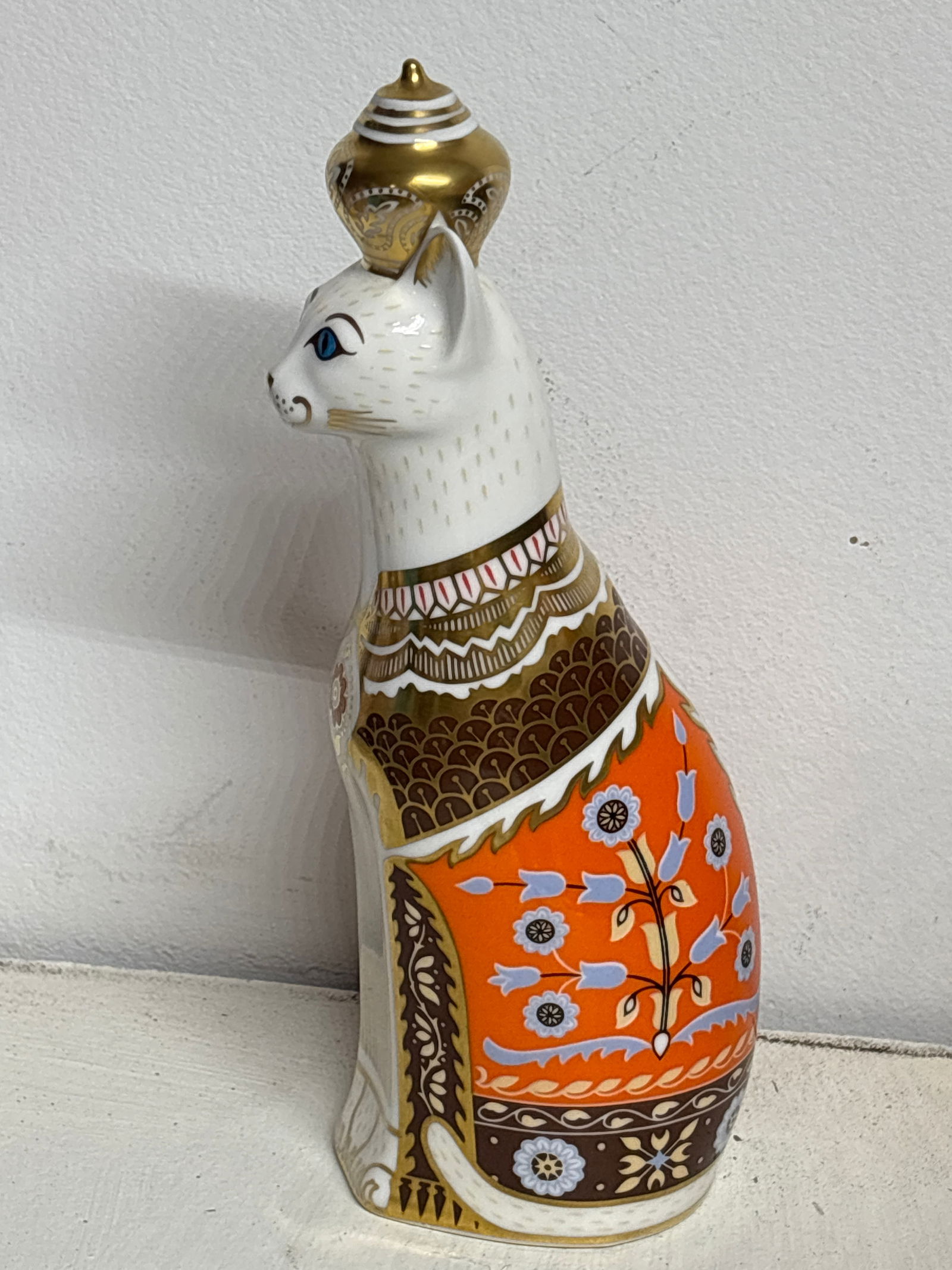 Large 9 inch Royal Cats Collection Royal Crown Derby ‘Siamese Cat' paperweight: second quality.No box. These were never made with stoppers.Royal Crown Derby 'Siamese Cat' paperweight from the "Royal Cats" collection. It is a collectible item made of bone china. The figurine is pa