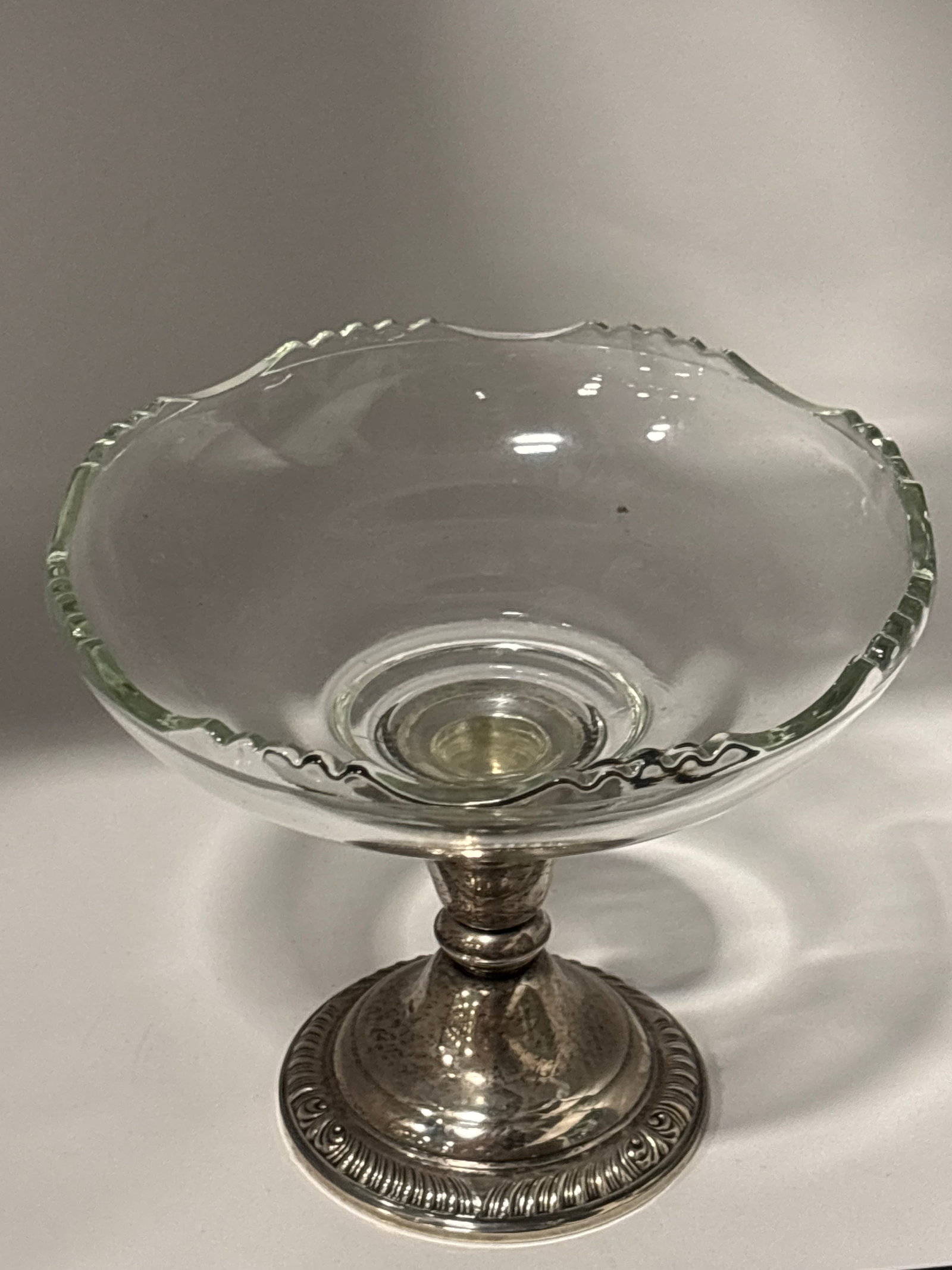 vintage Frank M. Whiting weighted sterling silver and glass compote dish: vintage Frank M. Whiting sterling silver and glass compote dish. It features a scalloped clear glass bowl that unscrews from a weighted sterling silver pedestal base. These versatile pieces were commo
