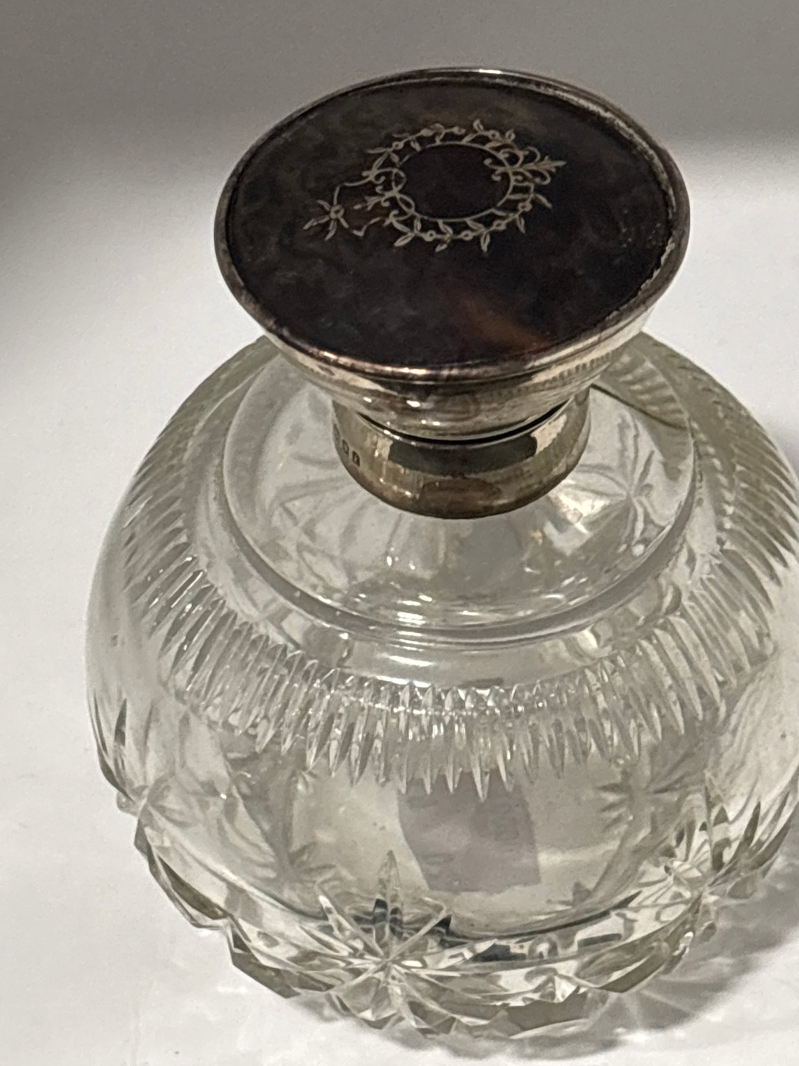 English hallmarked silver tortoise Victorian-era crystal 4&1/2 inch perfume w/stopper: antique cut glass and sterling silver perfume bottle, likely originating from England during the Victorian or Edwardian era. Design: Features intricate starburst or diamond-cut patterns on the glass b