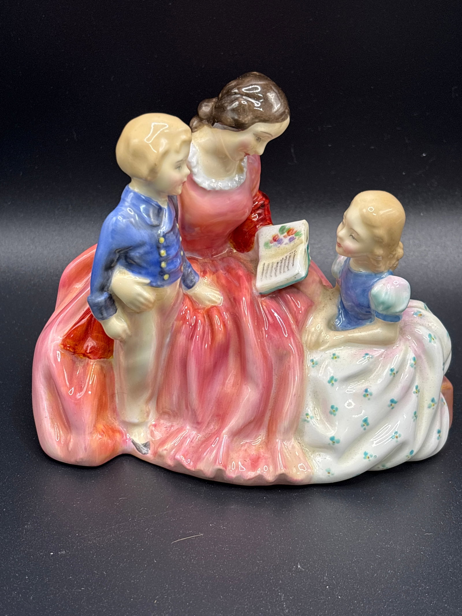 vintage Royal Doulton ‘Bedtime Story’ HN 2059 4&3//4 inch figurine (1 of 7)