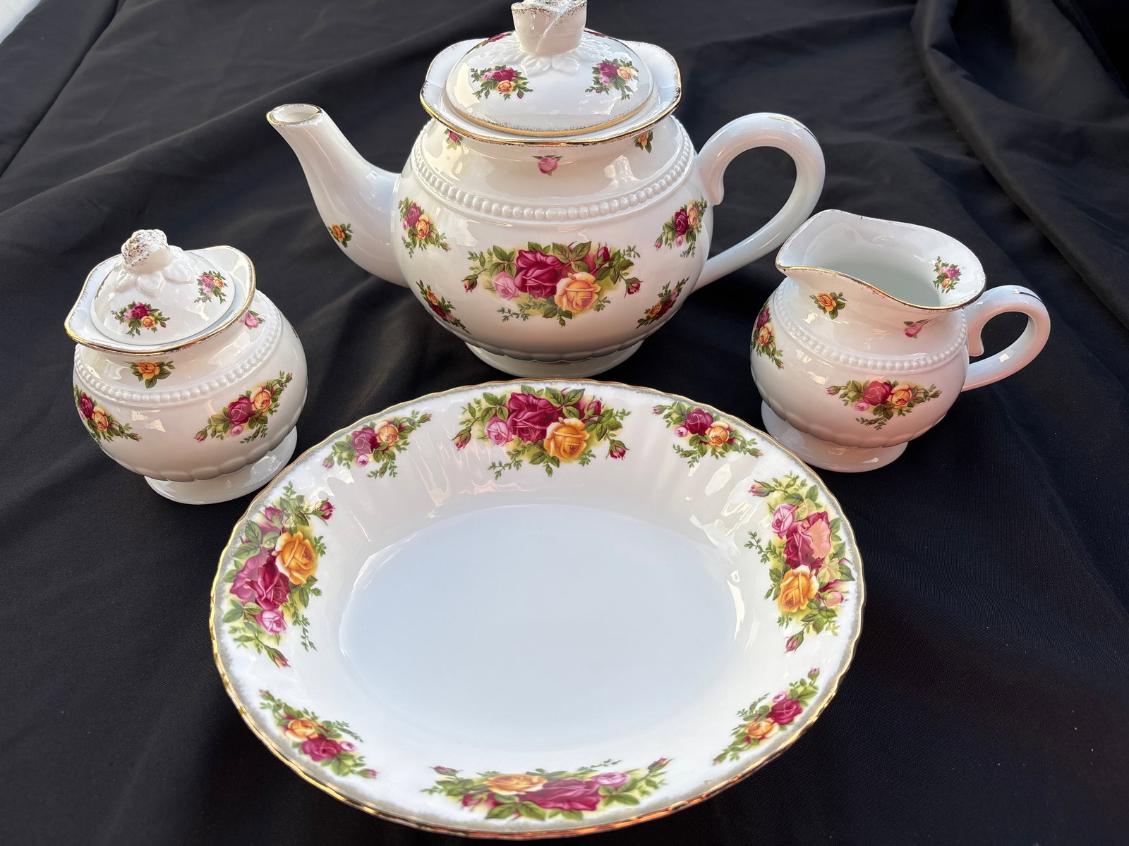 Four piece tea set Royal Albert Old Country Roses (1 of 6)