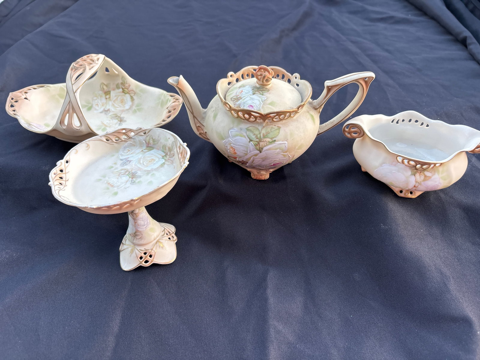 Four piece Antique Art Nouveau Royal Bayreuth ‘Ivory’ porcelain: porcelain , likely manufactured in Bavaria , between the 1880s and 1917. Design: It features a tall, footed chocolate pot with a distinct Art Nouveau shape, decorated with pink roses and gold gilt tri