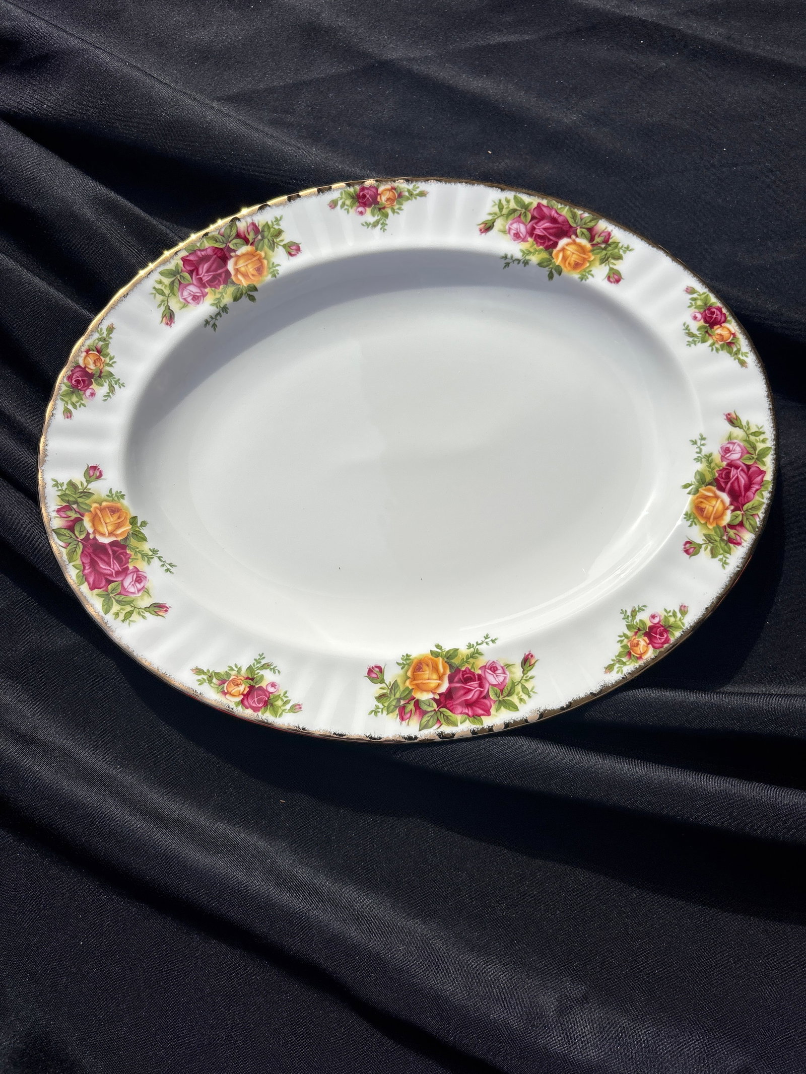 Royal Albert Old Country Roses 13&1/2 inch platter: Royal Albert Old Country Roses Oval Serving Platter, a highly recognized collectible bone china pattern introduced in 1962 featuring burgundy, pink, and yellow rose motifs with lustrous gold banding.