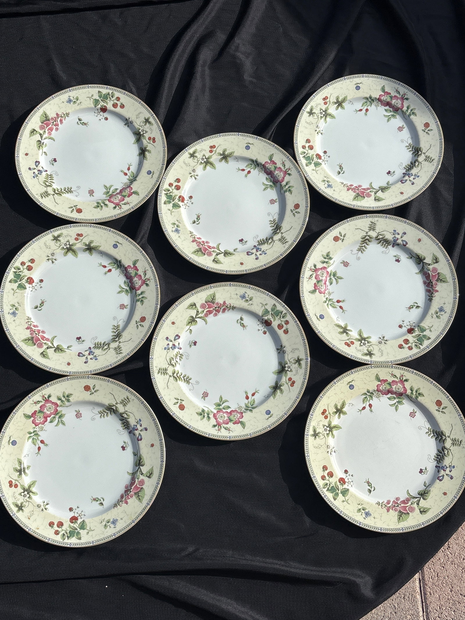 Wedgwood dinner plate in the Fleur pattern set of eight 11 inch dinner plates: 11 inch dinner plates Wedgwood dinner plate in the Fleur pattern.Pattern DetailsThe Fleur pattern features a delicate design of pink and white flowers along with various fruits, including strawberries