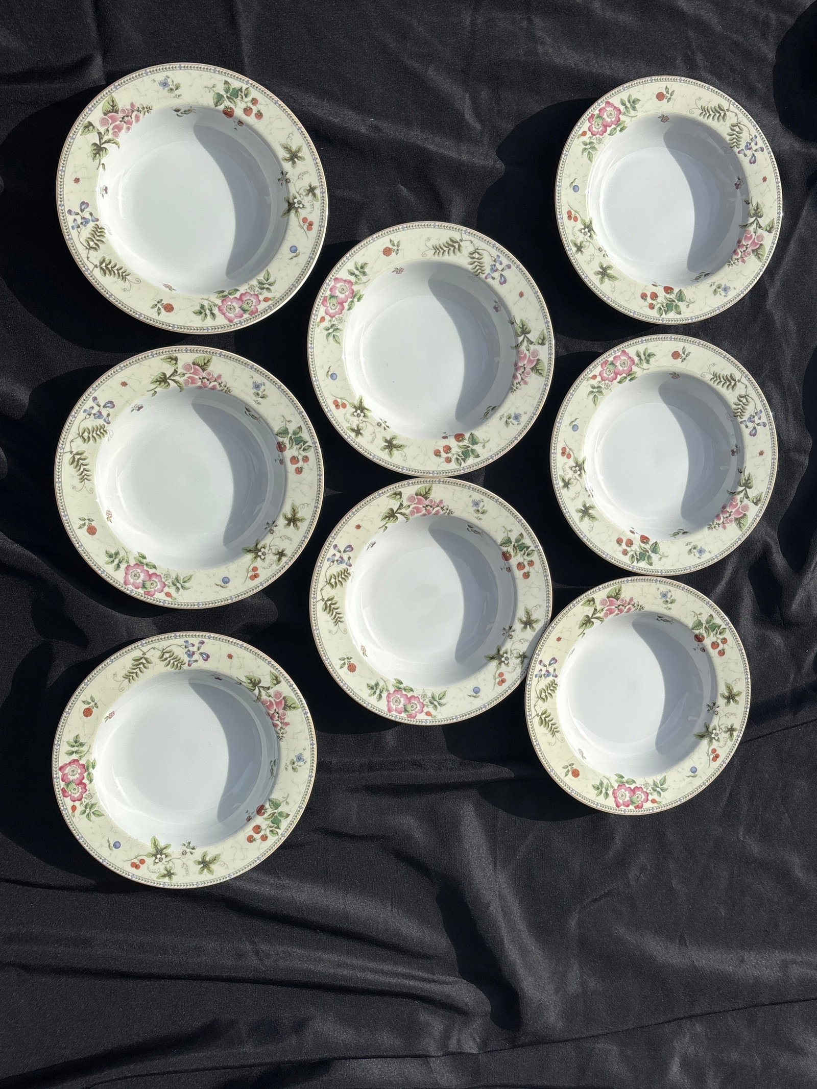 Wedgwood rimmed bowls in the Fleur pattern set of eight 9inch (1 of 4)