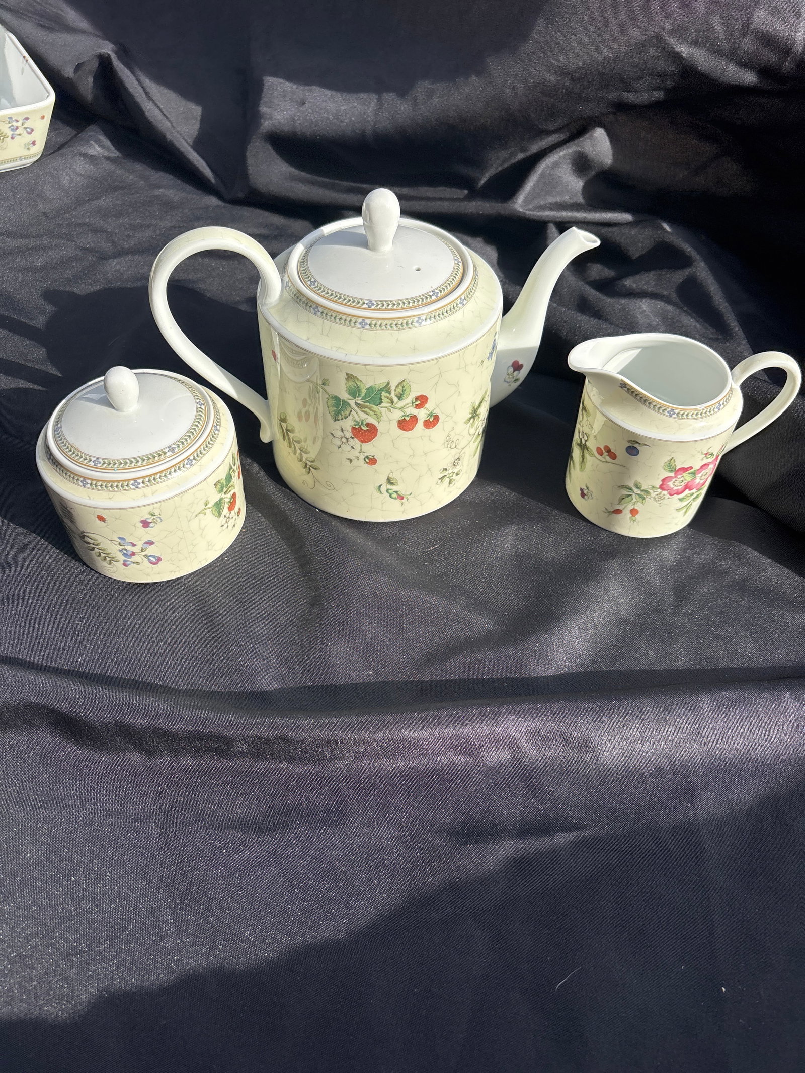 Three piece Wedgwood in the Fleur pattern set of eight 9inch (1 of 4)