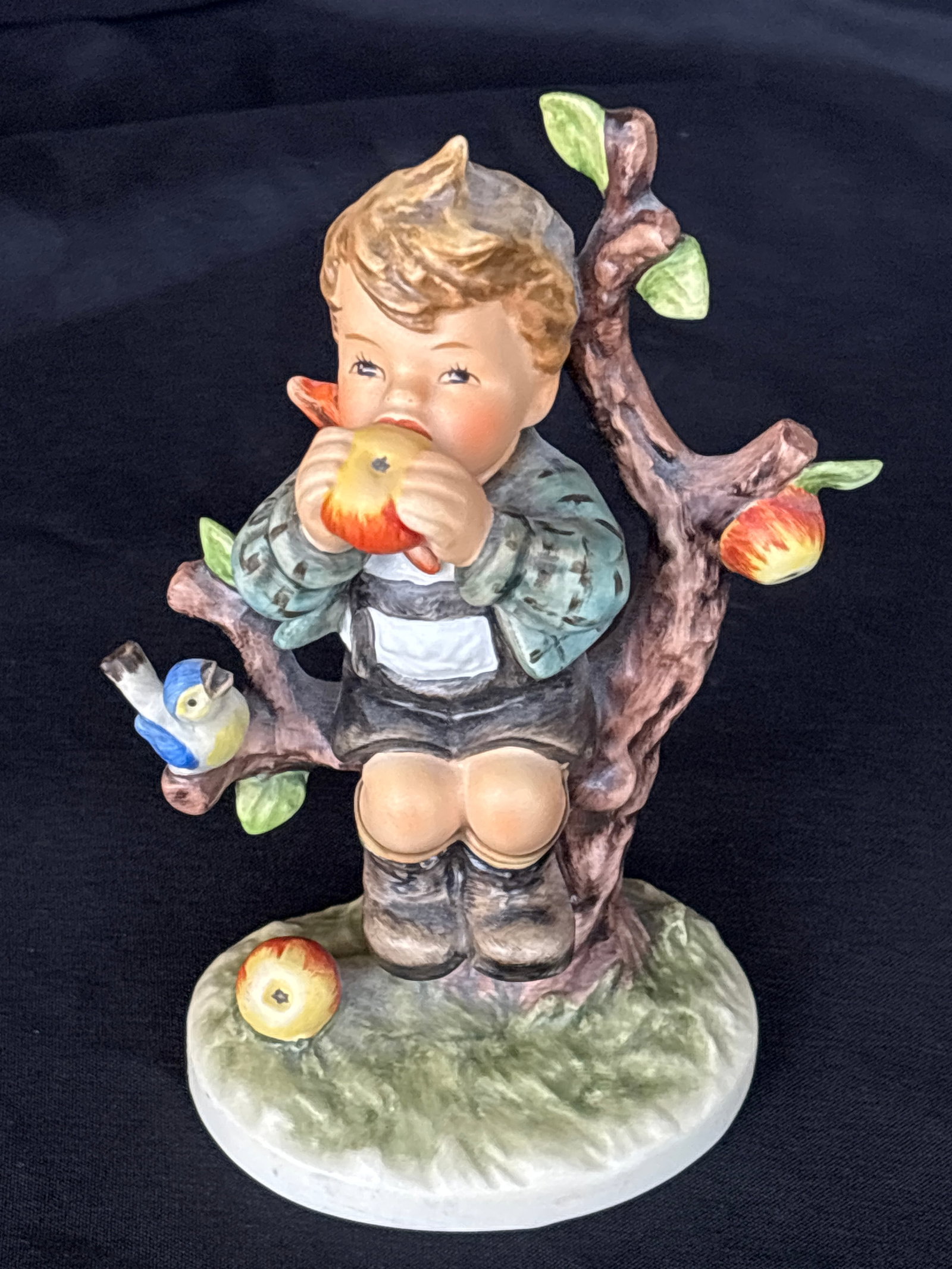 M.I. Hummel "An Apple A Day" figurine (Hum 403) (1 of 6)