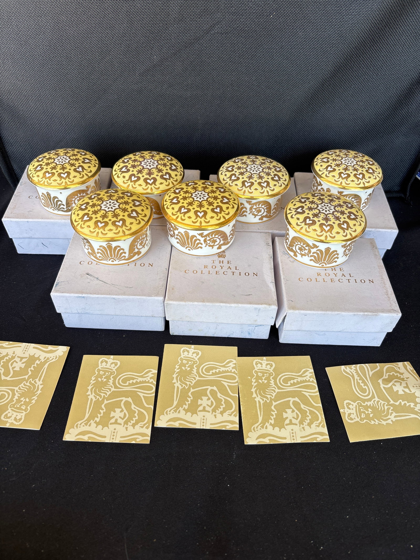 Seven 1999 Buckingham Palace Fine Bone China trinket boxes (1 of 6)