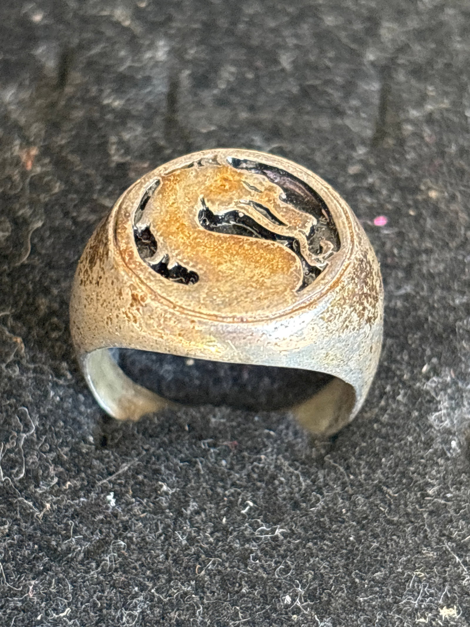 sterling silver men's signet ring featuring the Mortal Kombat dragon symbol:15 grams: men's signet ring featuring the Mortal Kombat dragon symbol. The dragon emblem is framed within a circular border, which is a classic design inspired by the franchise's iconic logo.Based on the