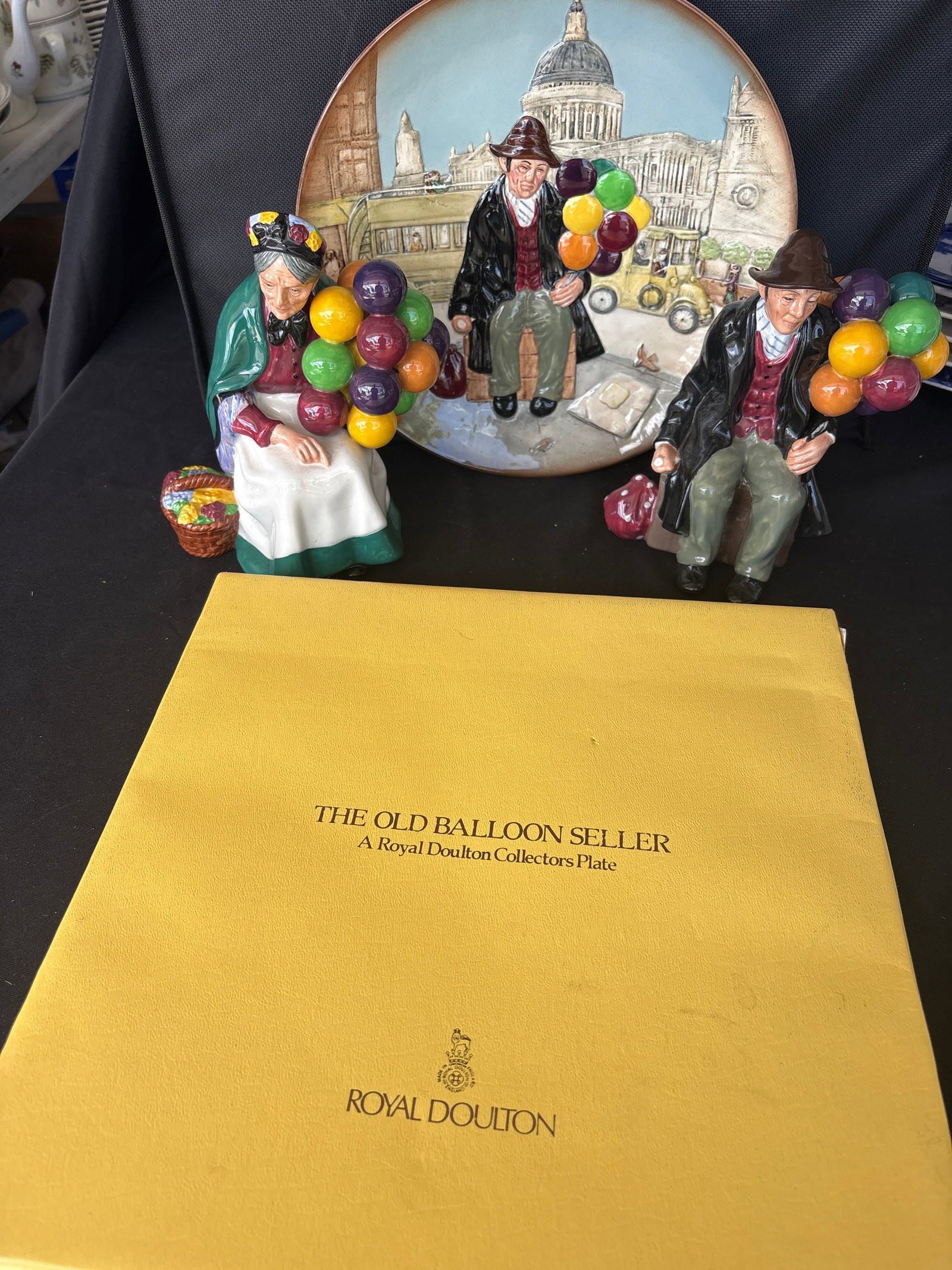 Royal Doulton "The Old Balloon Seller" & Balloon Ma HN 1954 with plate (1 of 8)