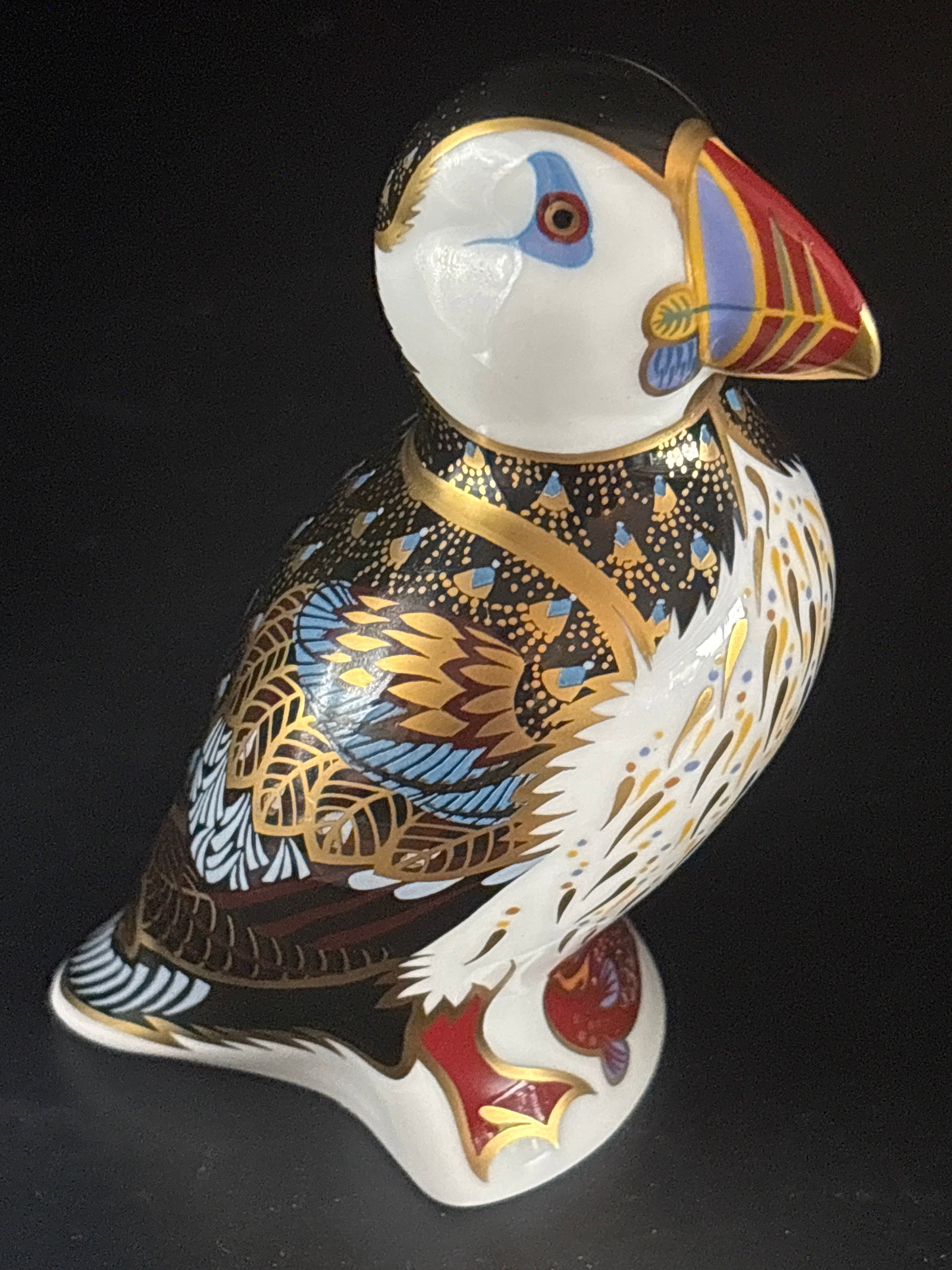 Royal Crown Derby Imari Puffin 4.5 inch paperweight statue: Gold stopper. No box.Royal Crown Derby Imari Puffin paperweight featuring 22ct gold gilding.Design: The piece is decorated in the traditional Imari pattern with intricate gold detailing and a